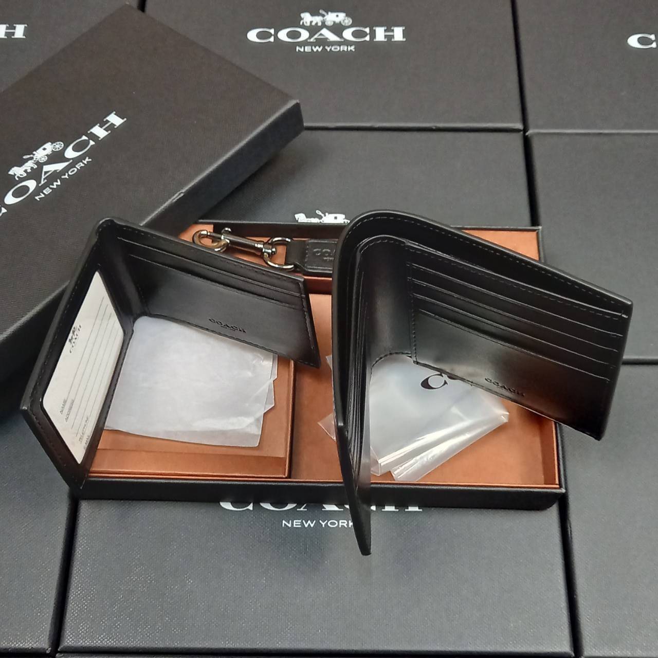 COACH COMPACT ID WALLET IN SPORT CALF LEATHER WITH KEY FOB LIMITED BOX(COACH F74991)🍁BOX SET กระเป๋าสตางค์ใบสั้น มาพร้อมใบลูกแบบแพ๊คคู่+และพวงกุญแจ//วัสดุหนังแท้ หนังนิ่ม เนื้อสัมผัสคือดีมากๆ ยิ่งจับ ยิ่งดูดี มาดเข้มบาดลึกลงตัวมาก ดูมีเสน่ห์น่าค้น