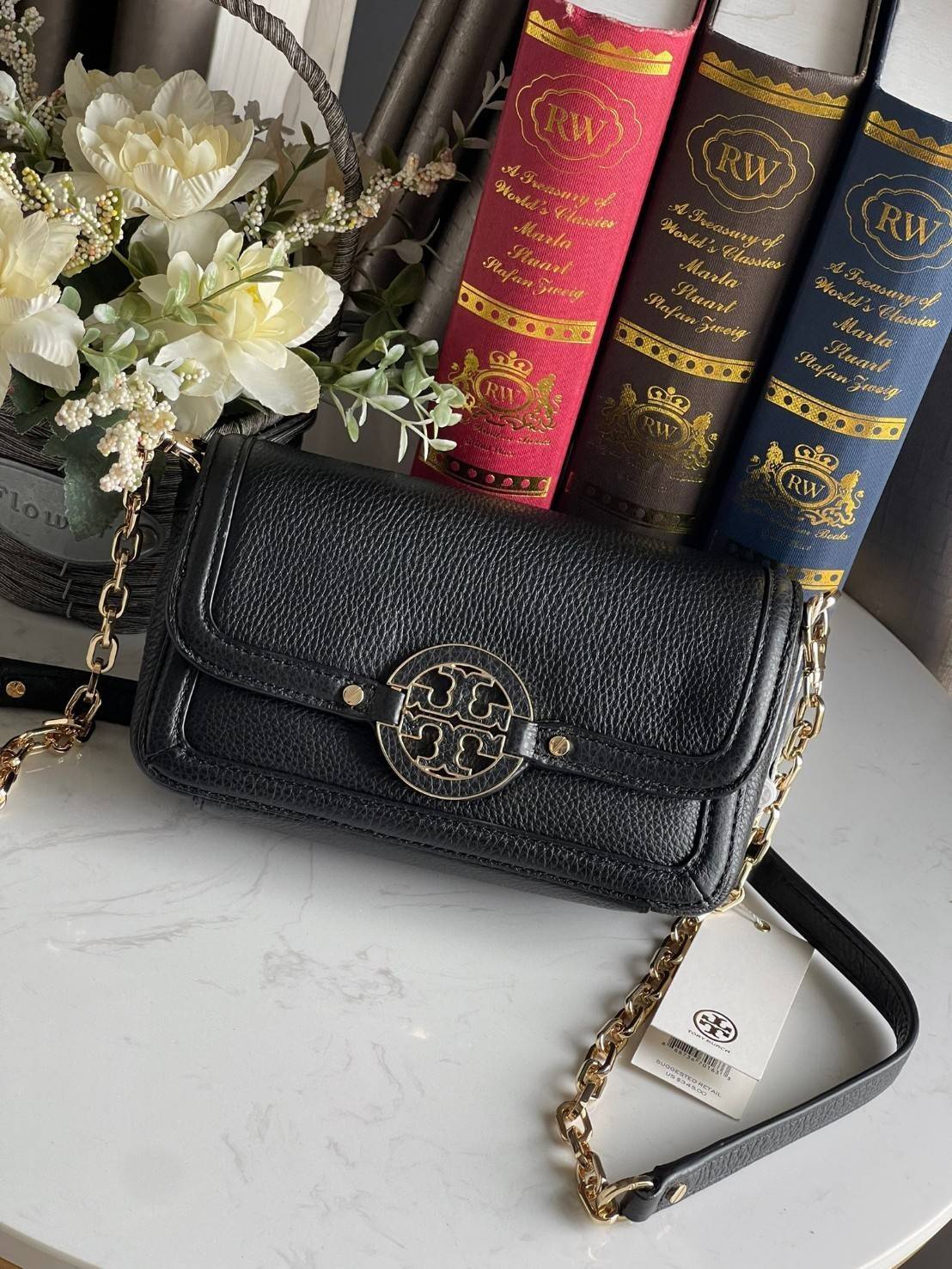 Tory Burch mini Amanda Leather crossbody bag กระเป๋าสะพายทรงครอสบอดี้ ที่ดูเรียบง่ายแต่ยังคงเสน่ห์ความเป็นTory ด้วยโลโก้ที่เป็นซิกเนเจอร์ มีฟังก์ชั่นการใช้งานที่ง่าย และคล่องตัว ทำให้สะดวกใช้งานได้ทุกที่ทุกเวลา สุดคลาสสิกและดูแพงด้วยโลโก้ด้านหน้าอะไหล่สีท