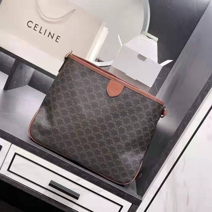 Celine Triomphe Large Shoulder Bag กระเป๋าสะพายรุ่นนี้ก็เป็นอีกหนึ่งใบที่คุ้มค่าคุ้มราคามากสำหรับสาวๆที่ชอบพกพาสิ่งของเยอะ เพราะมีฐานที่ขนาดกว้างเลยทีเดียว ด้วยดีไซน์กึ่งทางการ กึ่งลำลอง จึงใช้งานได้หลายโอกาส ลายtriompheที่โดดเด่นเป็นเอกลักษณ์ หรูหราดูแพง