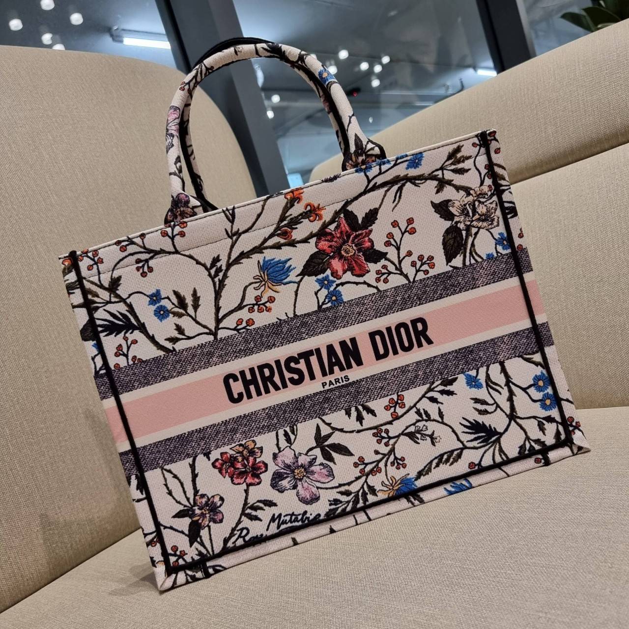 VIP 】HOT ARRIVAL!! DIOR CD SHOPPING BAG WITH GWP กระเป๋าทรงช้อปปิ้งใบใหญ่ จุใจ!! พรีเมี่ยมกิ๊ฟรุ่นดับเบิ้ลฮอต ดีไซน์คลาสสิควินเทจ สวยหรู วัสดุผ้าแคนวาสลายกราฟฟิค ภายในโล่งกว้างมากๆ ใส่ของจุสุดๆ โน้ตบุ้ค ไอแพด กระเป๋าสตางค์ มือถือ หรือเสื้อผ้ายังได้ สะพายค