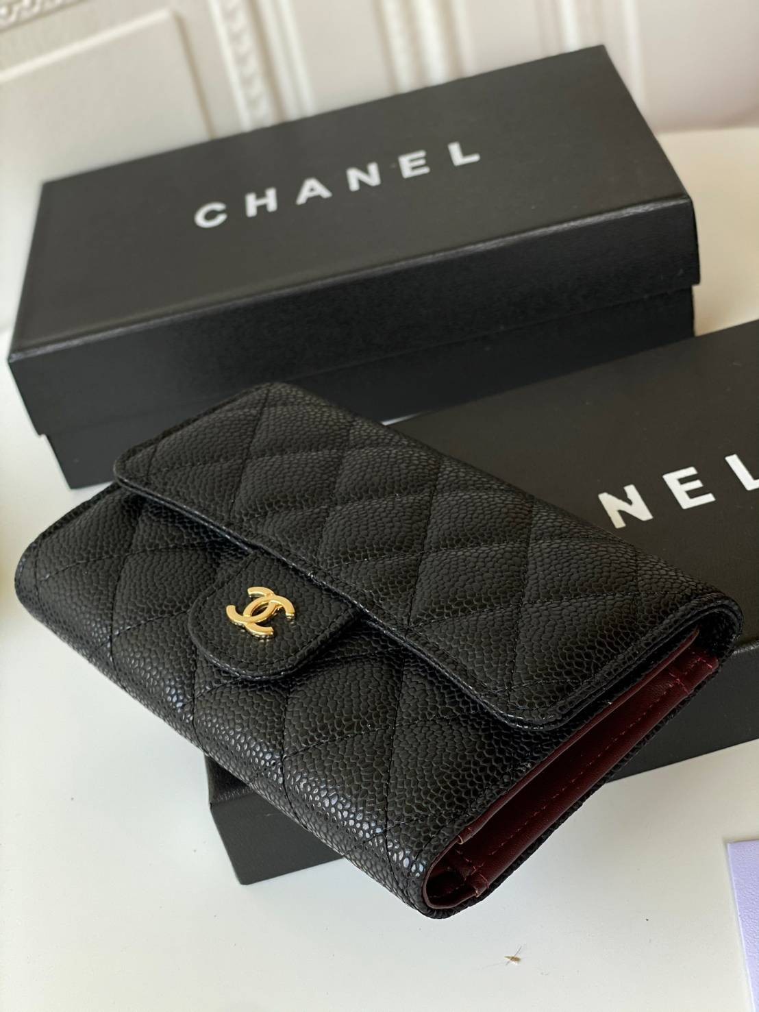 หนังแท้ CHANEL WALLET รุ่นยอดนิยมไอเท็มฮิตวัสดุหนังคาเวียร์สวยคลาสสิคเปิดปิดด้วยฝาปิดกระดุมด้านหน้ามีโลโก้แบรนด์อะไหล่ทอง/เงินสวยหรู ภายในสีแดงเบอกันดี้ มีช่องซิปด้านในเรียกว่าใบเดียวจบ เป็นใบยอดนิยมของสาวๆ เลยค่าา พร้อมส่งที่ไทยไม่ต้องรอพรีฯ สาวก Chanel 