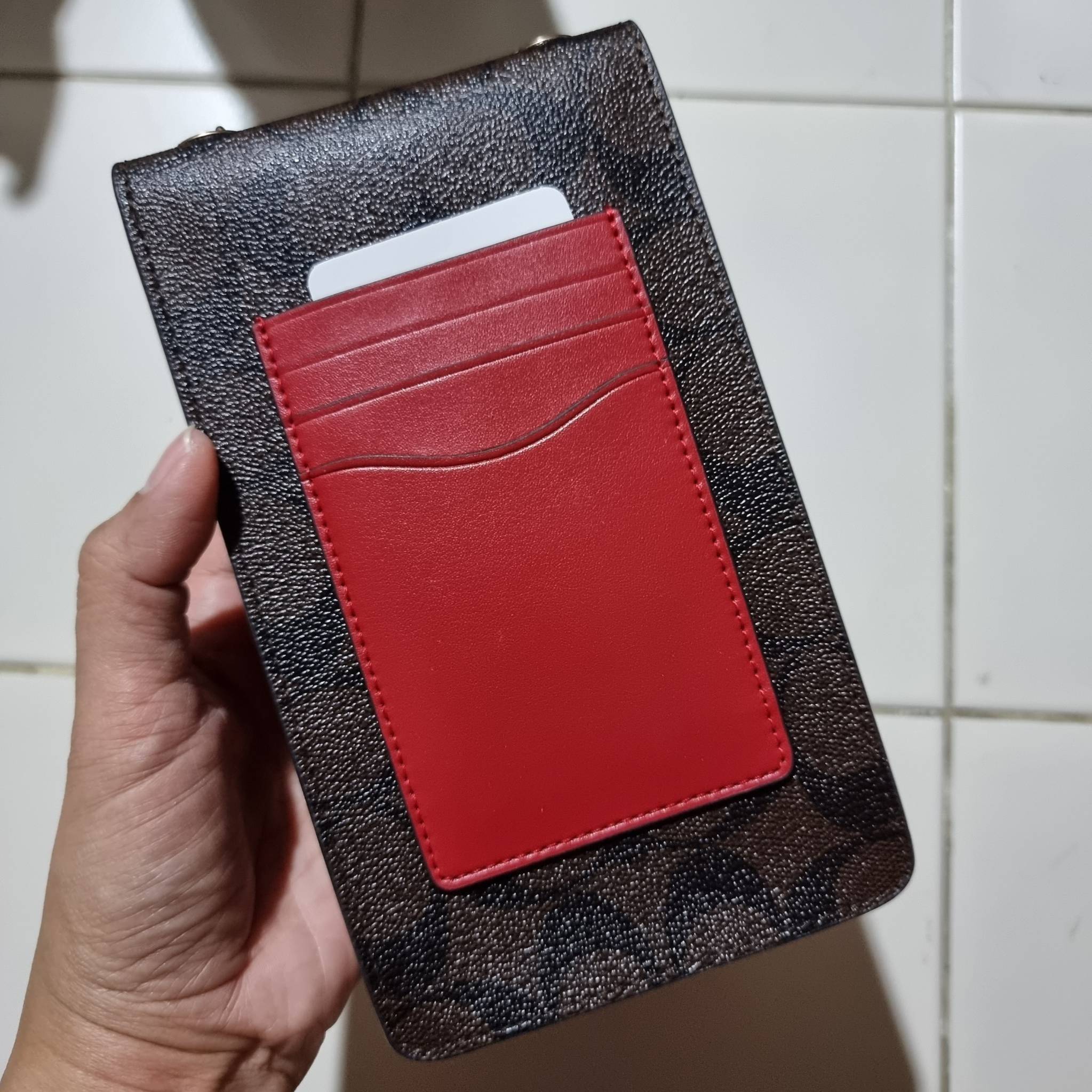 COACH F73486 NORTH/SOUTH PHONE CROSSBODY IN SIGNATURE CANVAS WITH FRUIT 🍒🍓🍋 แจกความสดใสกันอีกครั้ง!! กับกระเป๋าสะพายเอนกประสงค์ Case phone ใส่โทรศัพท์มือถือได้ทุกรุ่น ดีไซน์ลายผลไม้ฉ่ำๆ สวยมีเสน่ห์ 💖 วัสดุหนังแคนวาสคุณภาพ ฝ