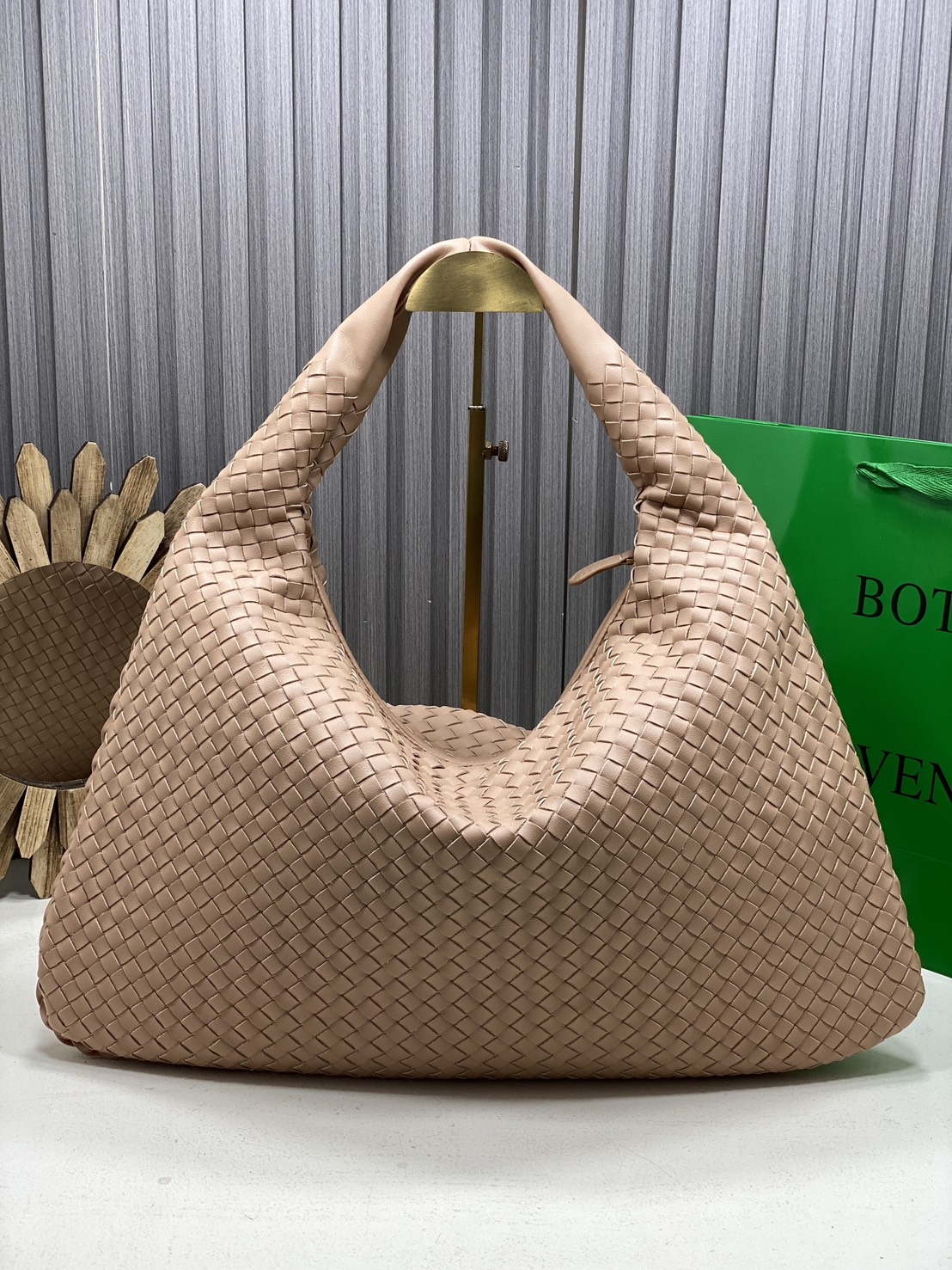 BOTTEGA Large Hop Shoulder Bag 48cm / BOTTEGA Hobo Bag กระเป๋าสะพายไหล่ใบใหญ่ จุของได้เยอะมาก ดีไซส์สานเป็นเอกลักษณ์สวยงาม