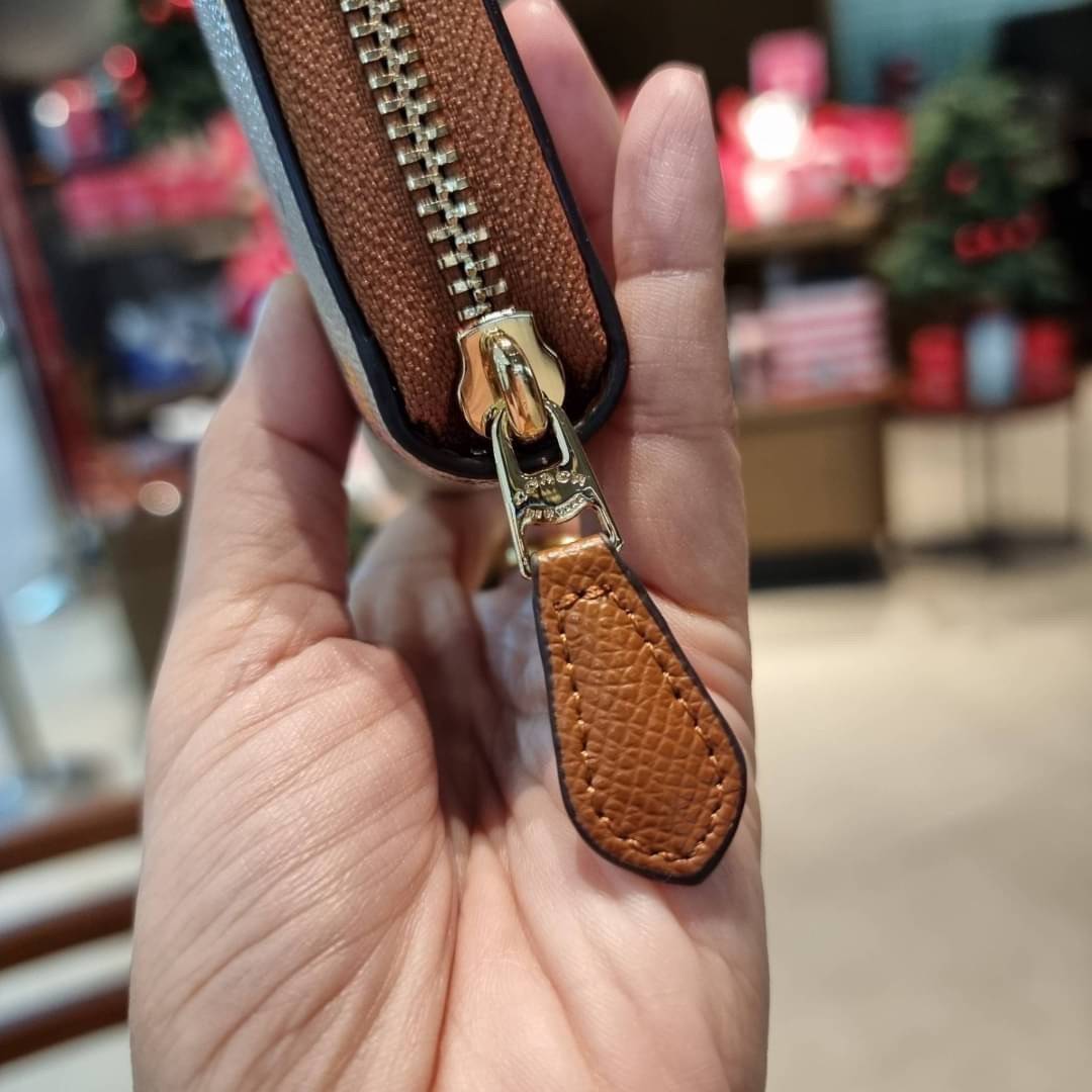 COACH ACCORDION ZIP WALLET IN SIGNATURE CANVAS WITH DAISY BUNDLE / MEADOW PRAIRIE / SPACED WILDFLOWER / DAISY BUNDLE PRINT C0033/F31778/69832 กระเป๋าสตางค์ใบยาว ลวดลายน่ารักน่าใช้มากๆ พื้นเป็นลายซีเอกลักษณ์ วัสดุหนังแคนวาสเคลือบลาย เปิด-ปิดด้วยซิปรอบ ใส่ม