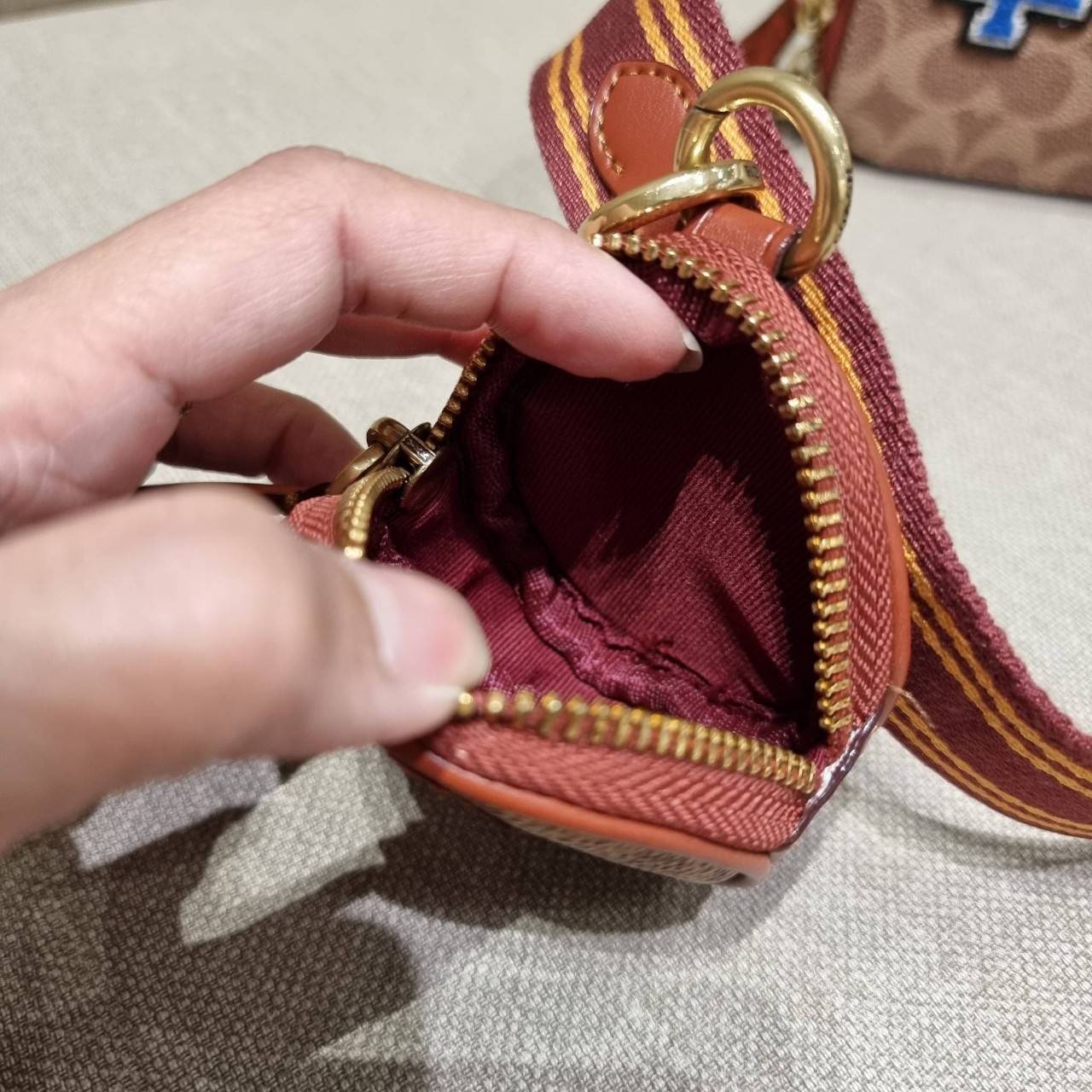 COACH C6744 CHARTER SLIM CROSSBODY IN SIGNATURE CANVAS WITH PATCHES คอลเลคชั่นฮอลิเดย์ สดใสพร้อมปังพร้อมส่ง!! น่ารักมากๆกับดีไซน์สกีเรทโทรวินเทจ วัสดุหนังแคนวาสเคลือบลายสลับหนังแท้ โดดเด่นด้วยแพทช์ลายสวยคม ดีเทลความเลิศมันอยู่ตรงนี้!! ตรงที่มีน้องใบเล็กมา