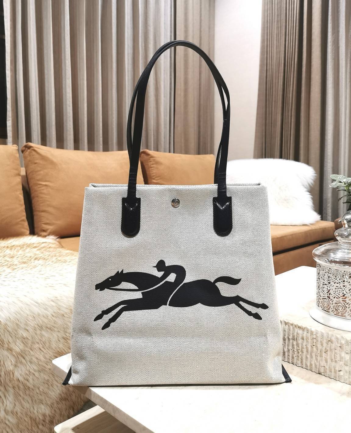 ของแท้ 💯% 】LONGCHAMP ESSENTIAL TOILE SHOULDER BAG L ECRU วัสดุ Cotton Canvas & Grained cowhide คอลเลคชั่นใหม่ฮิตสุดๆในเหล่าดาราเซเลป ด้วยดีไซน์สวยขนาดกำลังดีเนื้อหนาอยู่ทรง น้ำหนักเบา