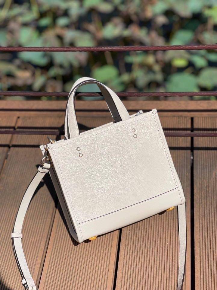 ใหม่ล่าสุด อดใจยังไงไหว COACH Dempsey Field Tote 22 C5268 โทนสีขาวล้วน ดำล้วน สุดคลาสสิก พร้อมส่งความสวยที่ไทยค่ะ! กระเป๋าทรง Tote ขนาดพอเหมาะลำตัว พกพาง่ายสะดวกได้กับทุกๆวัน ด้านหน้าปั้มโลโก้แบรนด์ตัวใหญ่สวยค่ะ;เปิดปิดกระเป๋าแบบกระดุมแม่เหล็ก ภายในใส่กระ