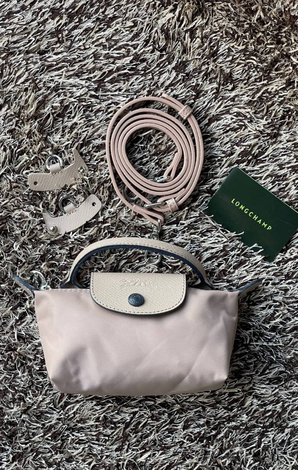 LONGCHAMP LE PLIAGE ORIGINAL Pouch with handle กระเป๋าถือขนาดมินิทรงpouch ให้ความหรูหราจาก Le Pliage (เลอ ปลิยาจ) ในขณะที่ที่ปิดแบบซิปช่วยให้คุณมั่นใจได้