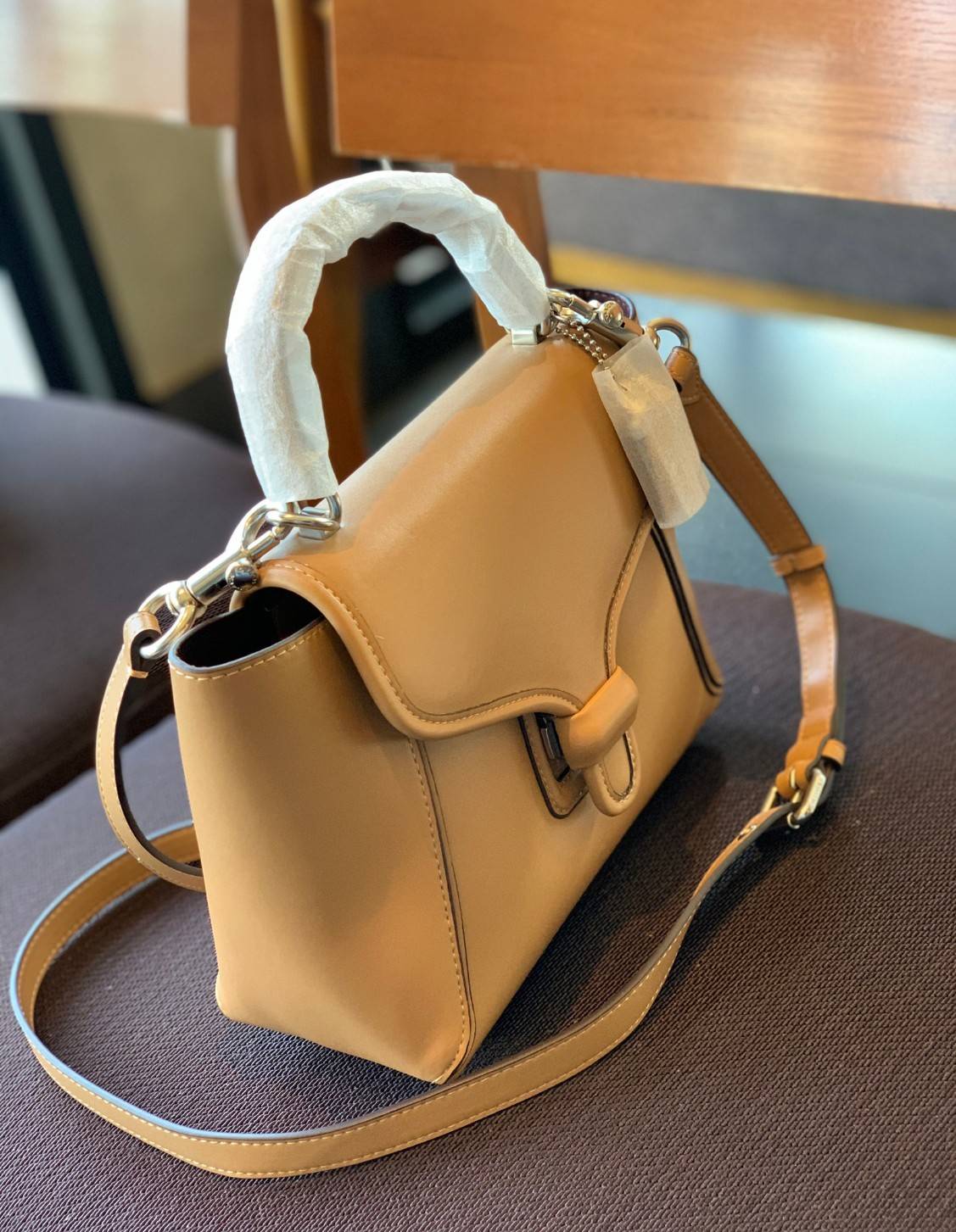 COACH COURIER CARRYALL 23 IN COLORBLOCK SIGNATURE CANVAS พร้อมส่ง 7 แบบ พร้อมส่ง ลุคดูไฮสุดๆค่ะ! กระเป๋าสะพายหนังหรูหราและคลาสสิค หนังแท้ชั้นดีที่สุด น้ำหนักเบา หนังสวยมากก สัมผัสแล้วหลงรักแน่นอนจ้าา😘