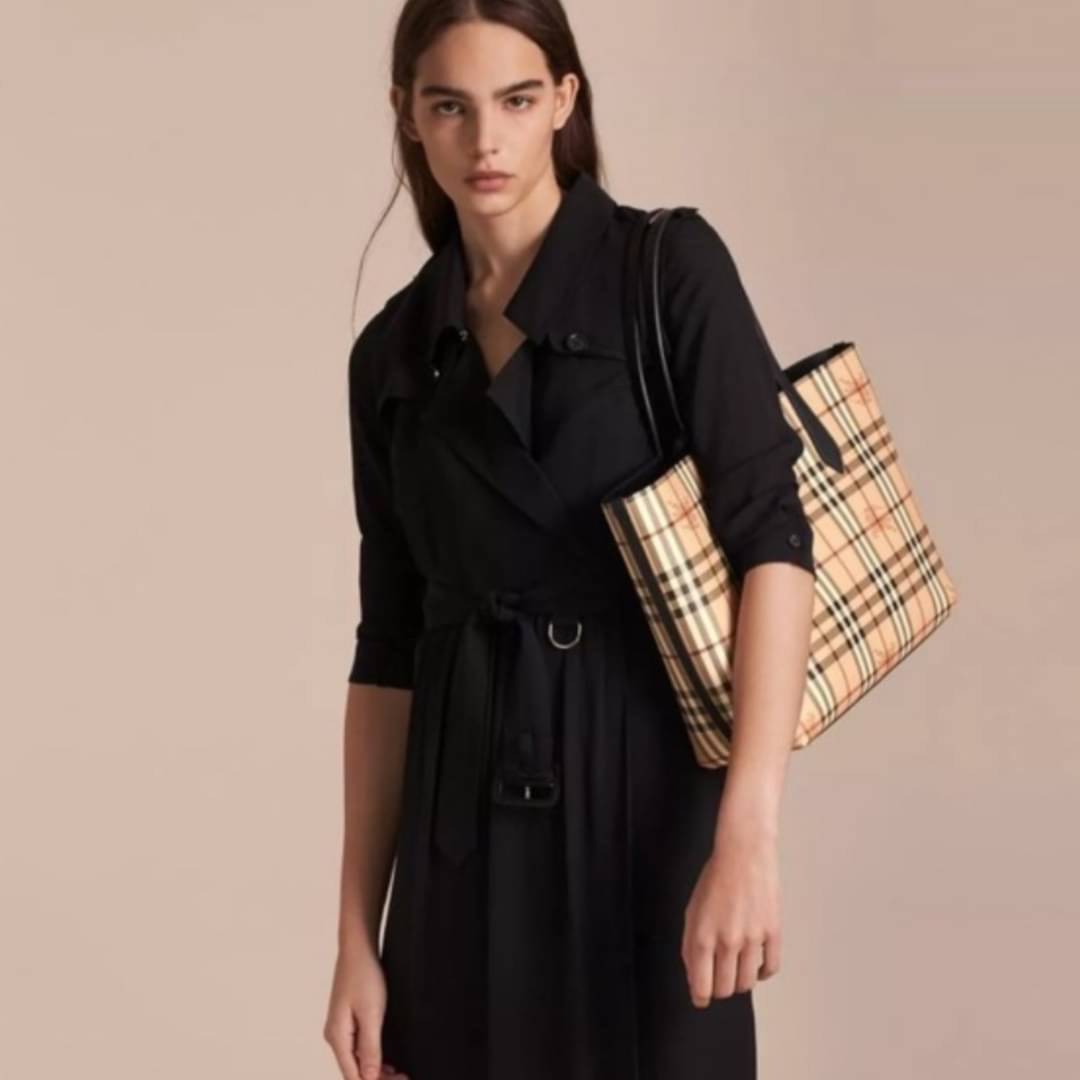 BURBERRY Leather Haymarket Check Medium Reversible Tote Bag กระเป๋าสะพายไหล่ทรงช้อปปิ้ง ทรงคลาสสิค ฮิตตลอดกาล ทรงสวยขนาดกำลังดี ตัวกระเป๋า วัสดุหนัง Pu ด้านหน้าติดโลโก้แบรนด์ ด้านในเป็นลายแรนด์ **สามารถใช้ได้ทั้ง2ฝั่ง ประดับด้วยป้ายแท็คหนัง ภายในช่องหลัก 