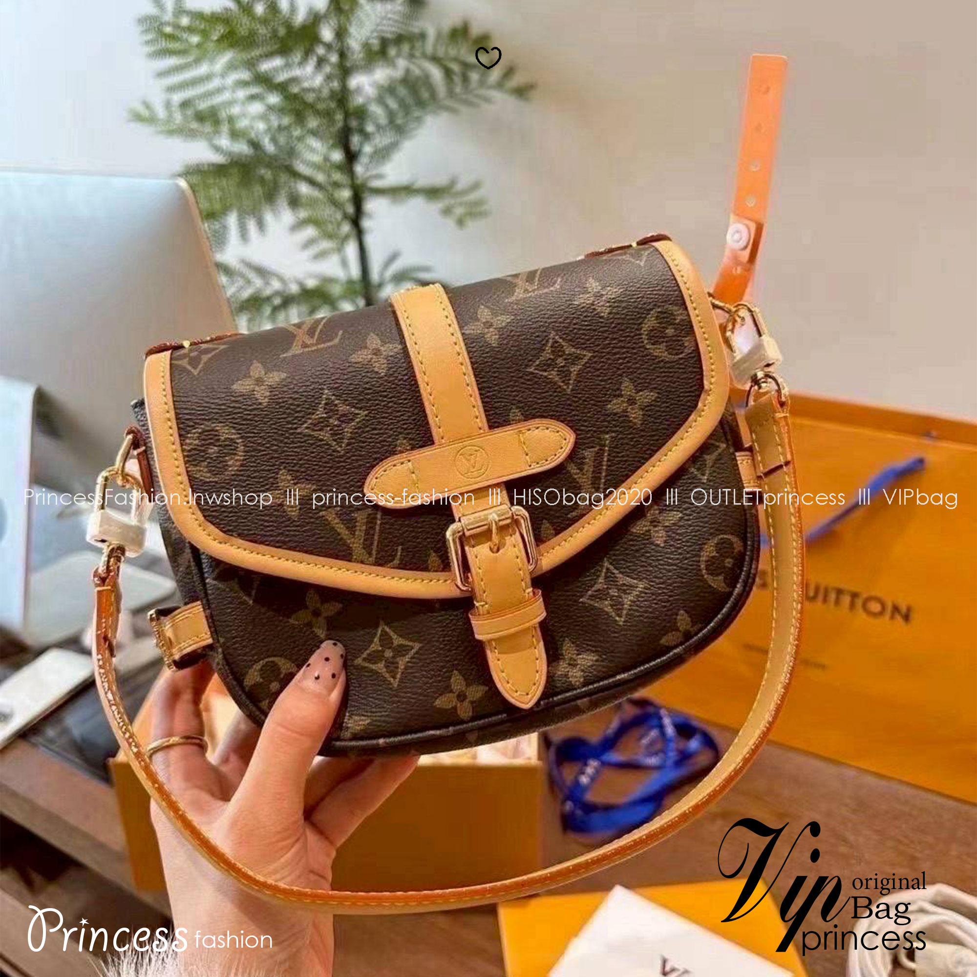 LV Saumur BB Monogram Canvas Bag กระเป๋าดีไซน์คลาสสิคแฝงดีเทลความหรู ร่วมสมัยคงเอกลักษณ์ดั้งเดิม รูปทรงอานม้าและหัวเข็มขัด
