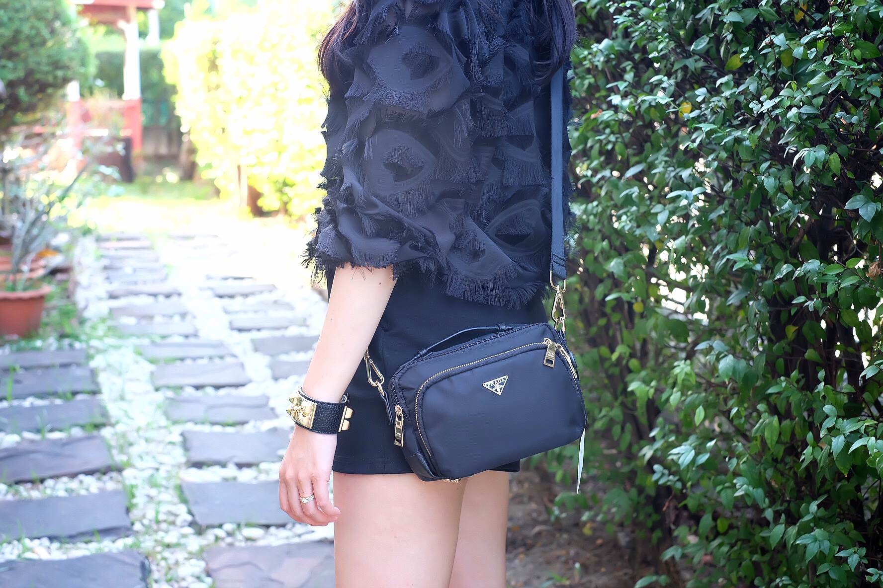 งานพรีเมี่ยมกิ้ฟ จากเคาเตอร์ต่างประเทศคะ 🐼รุ่น Limited edition ค่า ได้ กระเป๋าอเนกประสงค์ #ใบนี้2in1 จากแบรนด์ PRADA มาค่า เป็น กระเป๋าผ้าไนล่อน ตามแบบฉบับของแบรนด์เลย ใบนี้มีสายยาวให้คะ มีหูสั้นสำหรับถือได้ด้วยคะ #เลิศมาก สะพายเป็น shoulder bag ไ