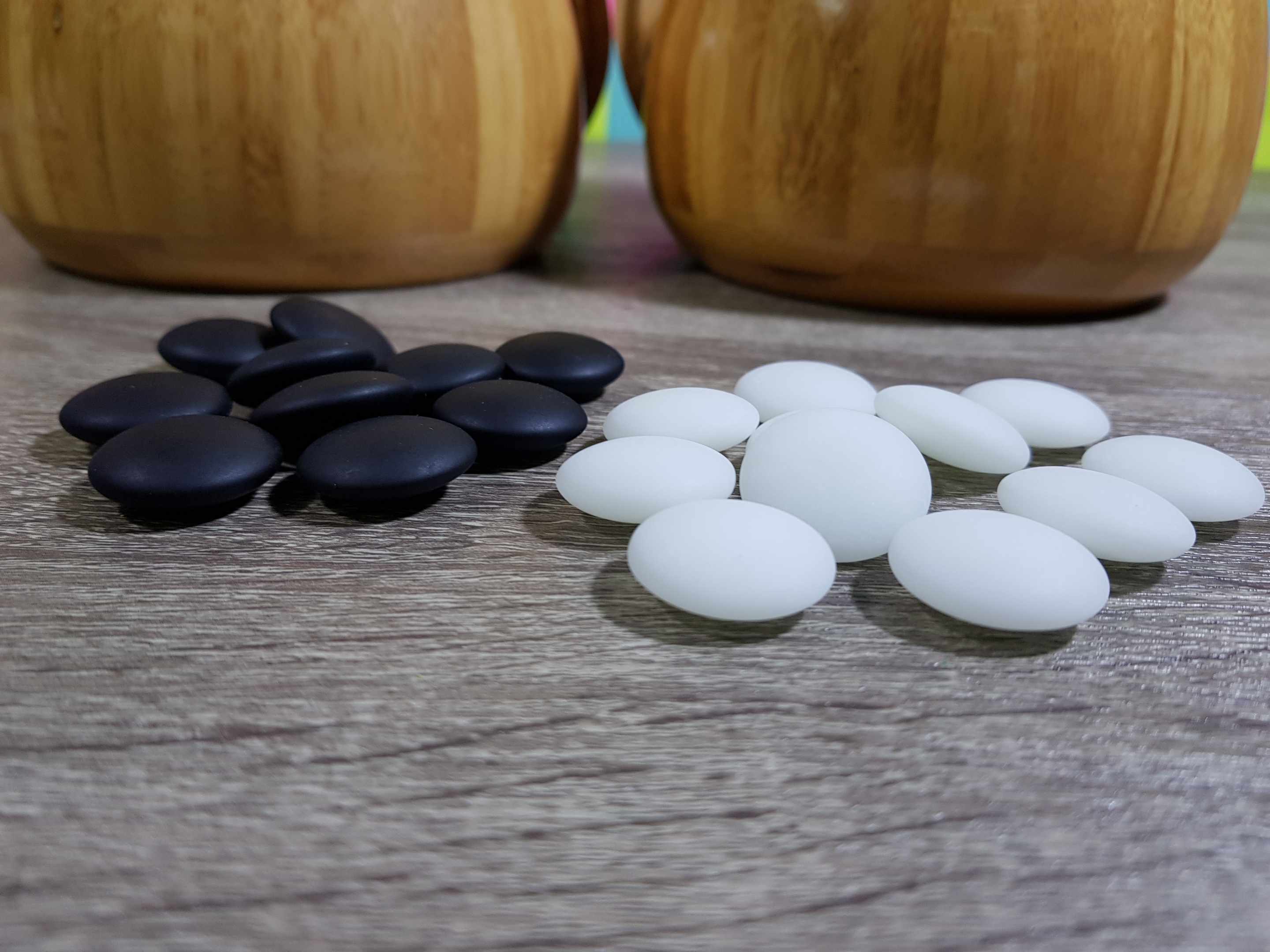 เม็ดหมากล้อมหินแบบนูนสองด้านอย่างดีพร้อมโถไม้ Toreya