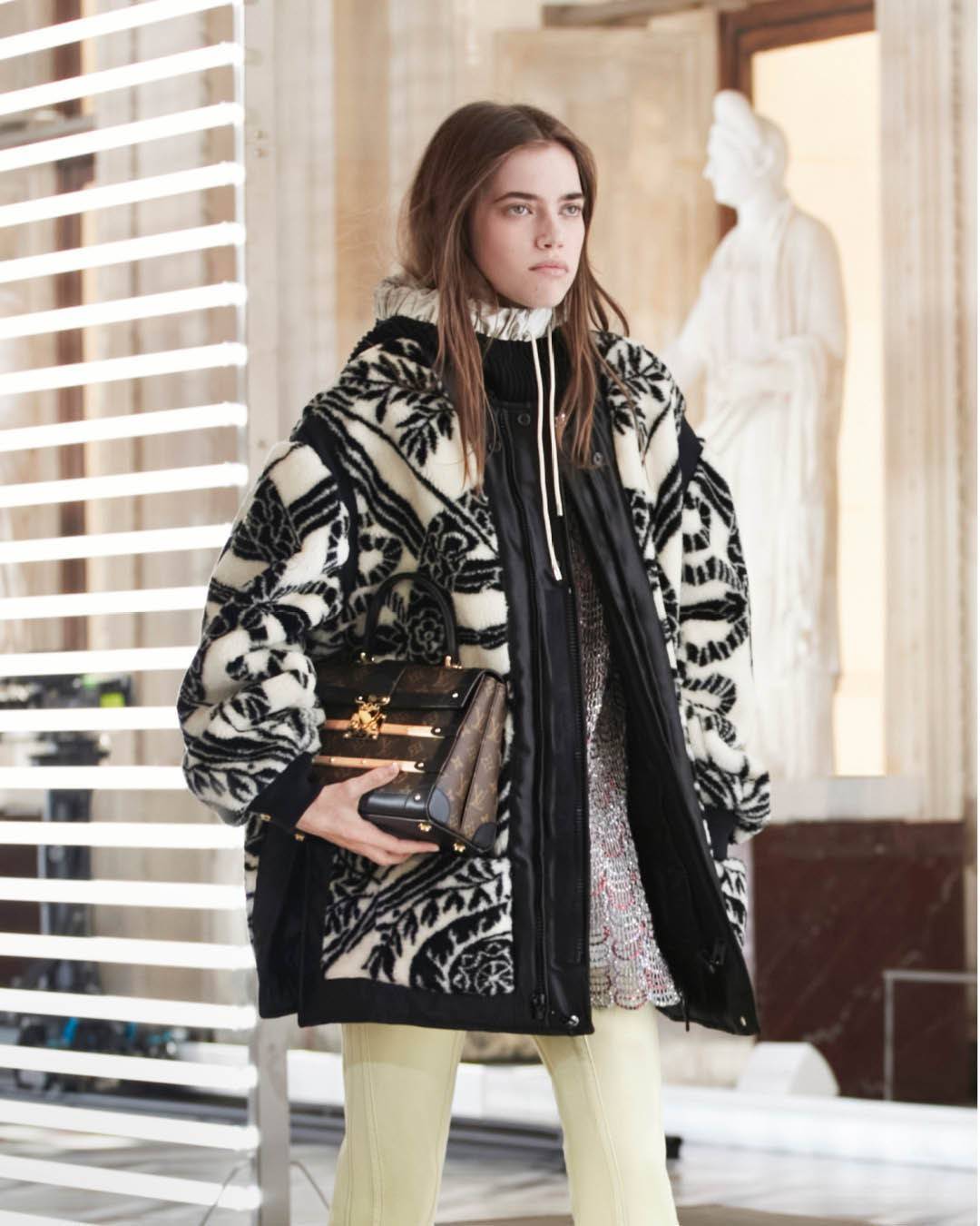 ใหม่ล่าสุดจาก LV monogram vintage box bag มาพร้อม box set สุดหรูรุ่นนี้ดีเทลยอดเยี่ยม เก็บรายละเอียดได้ดีและโดดเด่น ถือแล้วผู้ดีมาก!! วัสดุหนังแคนวาสสลับหนังแท้ เปิด-ปิดด้วยตัวบีบล็อค แน่นหนา ภายในโล่งกว้าง เลิศตรงที่เก็บทรง ขยายทรงด้านข้างได้ คอนโทรลด้วย