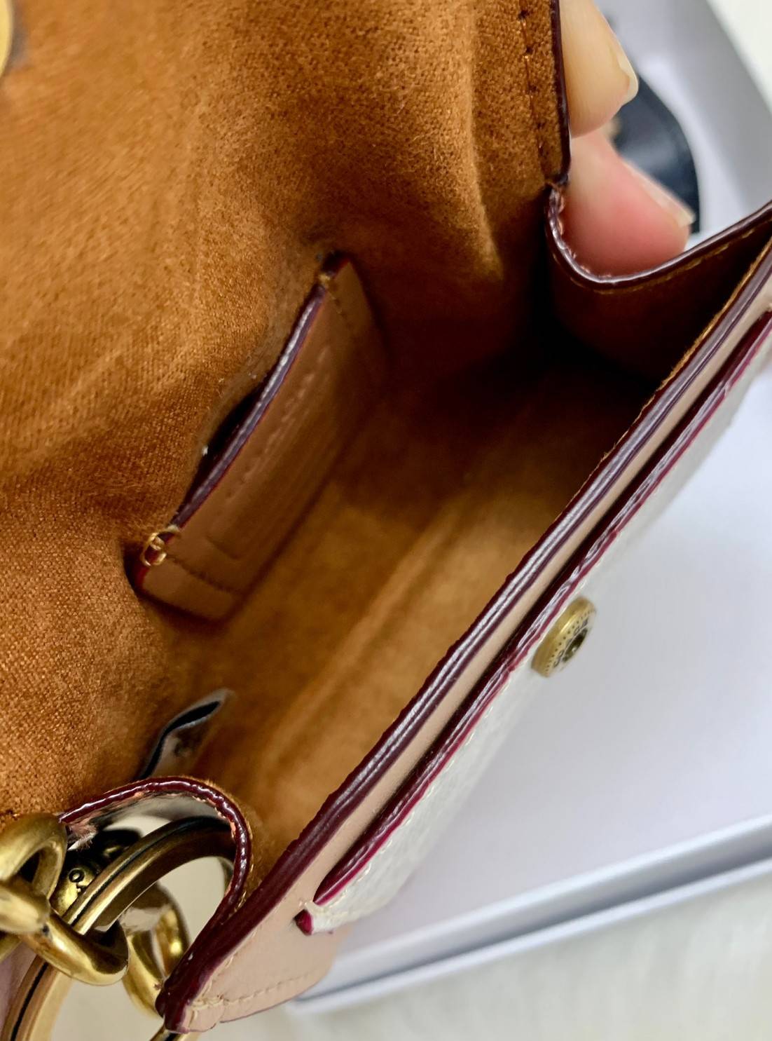 พวงกุญแจสวยๆ ไว้คล้องกระเป๋าใบสวยยกันค๊าา😘 COACH PARKER CHARM COLORBLOCK SIGNATURE ✔️พวงกุญแจจากแบรนด์ Coach สินค้าจำนวนจำกัดนะคะ❗️ ✔️สามารถใช้เป็นพวงกุญแจ//หรือใส่เหรียญด้านในกระเป๋าได้ค่ะ//เปิดปิดแบบกระดุมนะคะ