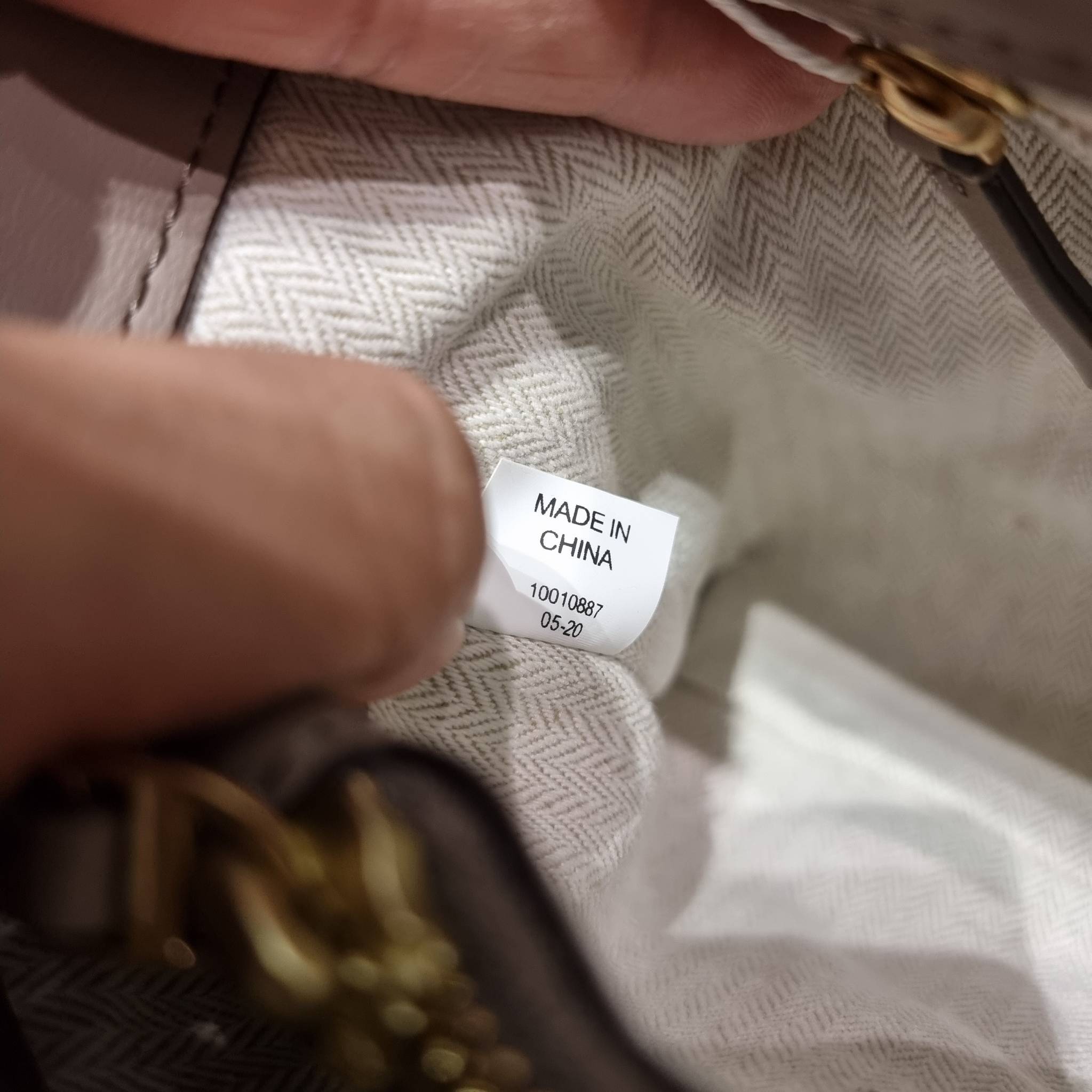 TORY BURCH KIRA CHEVRON CONVERTIBLE SHOULDER BAG กระเป๋าสะพายรุ่นยอดฮิต ไซส์ใหญ่จัดเต็มให้เน้นๆ ใช้ยังไงก็ดูหรู ดีไซน์เฉพาะตัว วัสดุหนังแกะ สัมผัสนิ่ม เปิด-ปิดด้วยกระดุมแม่เหล็ก ภายในเป็นช่องโล่ง แบ่งสัดส่วนไว้ดีมากๆ ใส่กระเป๋าสตางค์ มือถือ เครื่องสำอางค์