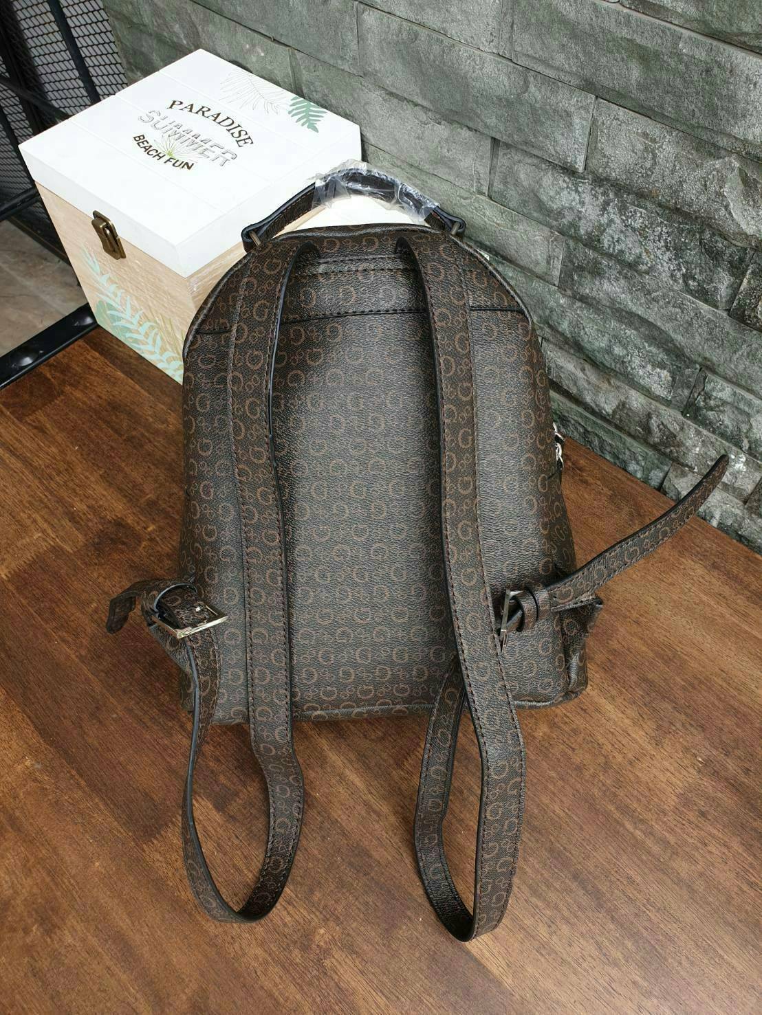 GUESS WOMAN'S BACKPACK กระเป๋าสะพายเป้ขนาดกำลังดี วัสดุหนังแกะสังเคราะห์ โลโก้รอบใบ หนังสวย น้ำหนักเบามากกกๆ!! กันน้ำ ทำความสะอาดง่าย มีหูหิ้วเเละสายสะพายหลังเลื่อนปรับได้ 5 ระดับ ด้านหน้าประดับโลโก้แบรนด์ อะไหล่เงิน และ มีช่องใส่ของ 1 ช่อง เปิดปิดด้