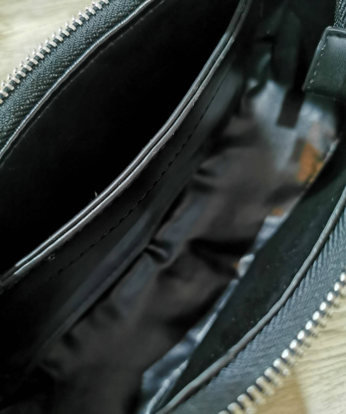 CELINE SHOULDER BAG VIP GIFT WITH PURCHASE (GWP) พรีเมี่ยมกิ๊ฟ Limited Edition จาก CELINE HAUTEPARFUME DUTYFREE COUNTER ดีไซน์ยอดนิยมหนังนิ่มสวยอยู่ทรงเปิดปิดด้วยซิปอะไหล่เงิน ภายในโล่งกว้างมีช่องเล็กสามารถใส่มือถือกระเป๋าสตางค์ใบยาวของใช้ได้จุ หูหิ้วหนัง