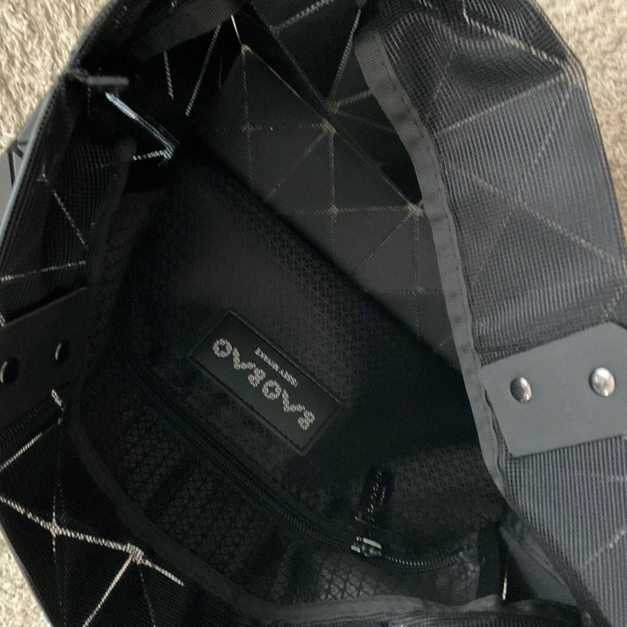 BAO BAO ISSEY MIYAKE TOTE BAG (6x6) กระเป๋าสะพายไหล่ ใบใหญ่ ทรงโท้ท จุดเด่นคือ ปรับได้หลายทรงตามเอกลักษณ์เฉพาะของแบรนด์นี้ ด้านในใส่ของได้เยอะมาก ใส่ไอแพด สมุดโน้ตได้สบายเลย พร้อมช่องซิปใส่ของให้อีกหนึ่งช่อง วัยทำงานหรือวัยนักศึกษา อย่างน้อยต้องมีแบรนด์นี