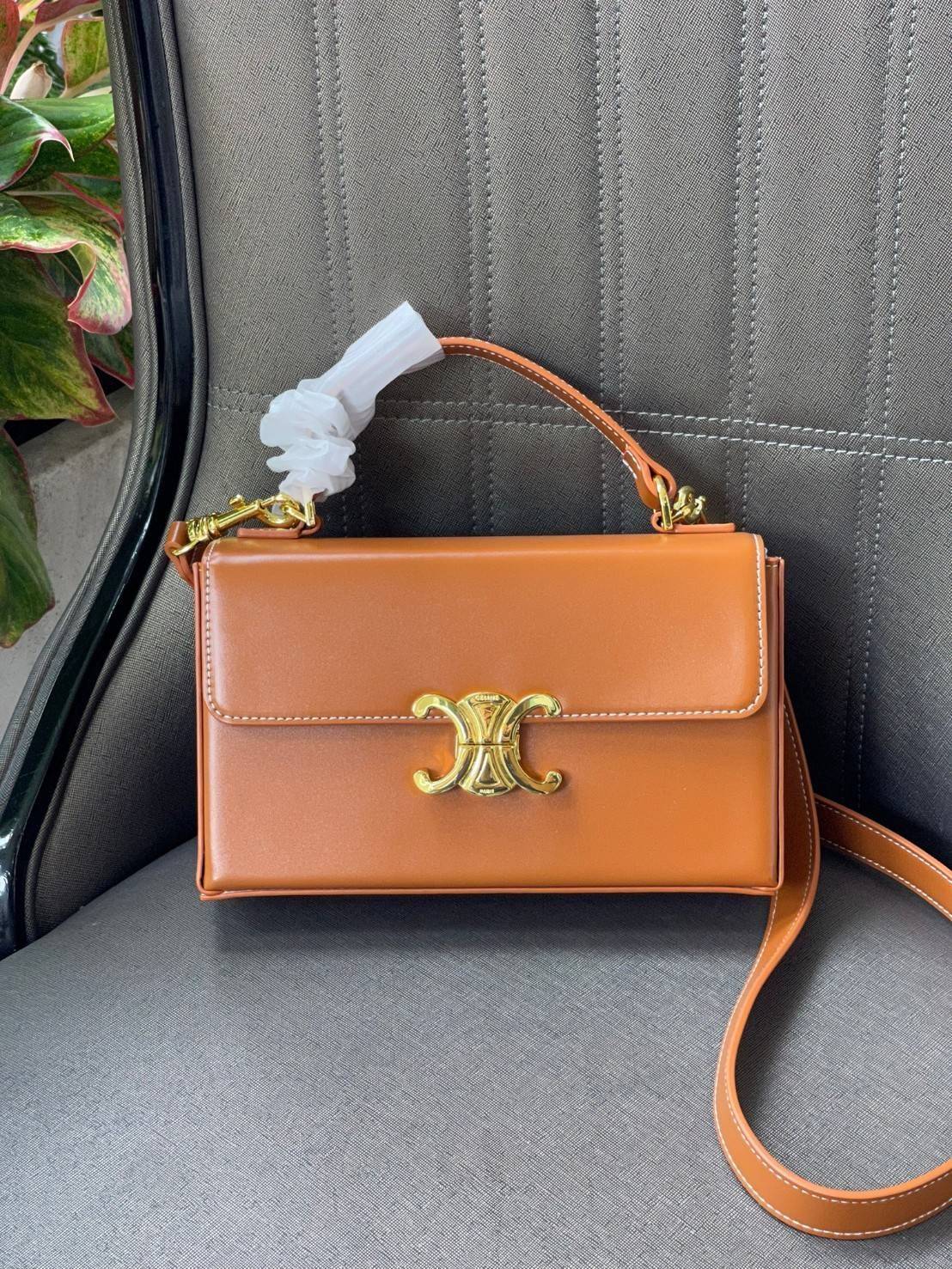 Celine Triomphe shoulder handbag Bag / Celine box triomphe in Natural Calfskin Tan กระเป๋าสะพายเรียบหรูและดูทันสมัยใบนี้ออกมา ให้คุณเลือกสะพายในชีวิตประจำวันเข้ากับการแต่งตัวสบาย ๆ หรือถอดสายถืงออกงานปาร์ตี้สังสรรค์ ก็ช่วยให้คุณดูโดดเด่นได้เช่นกัน นอกจากน
