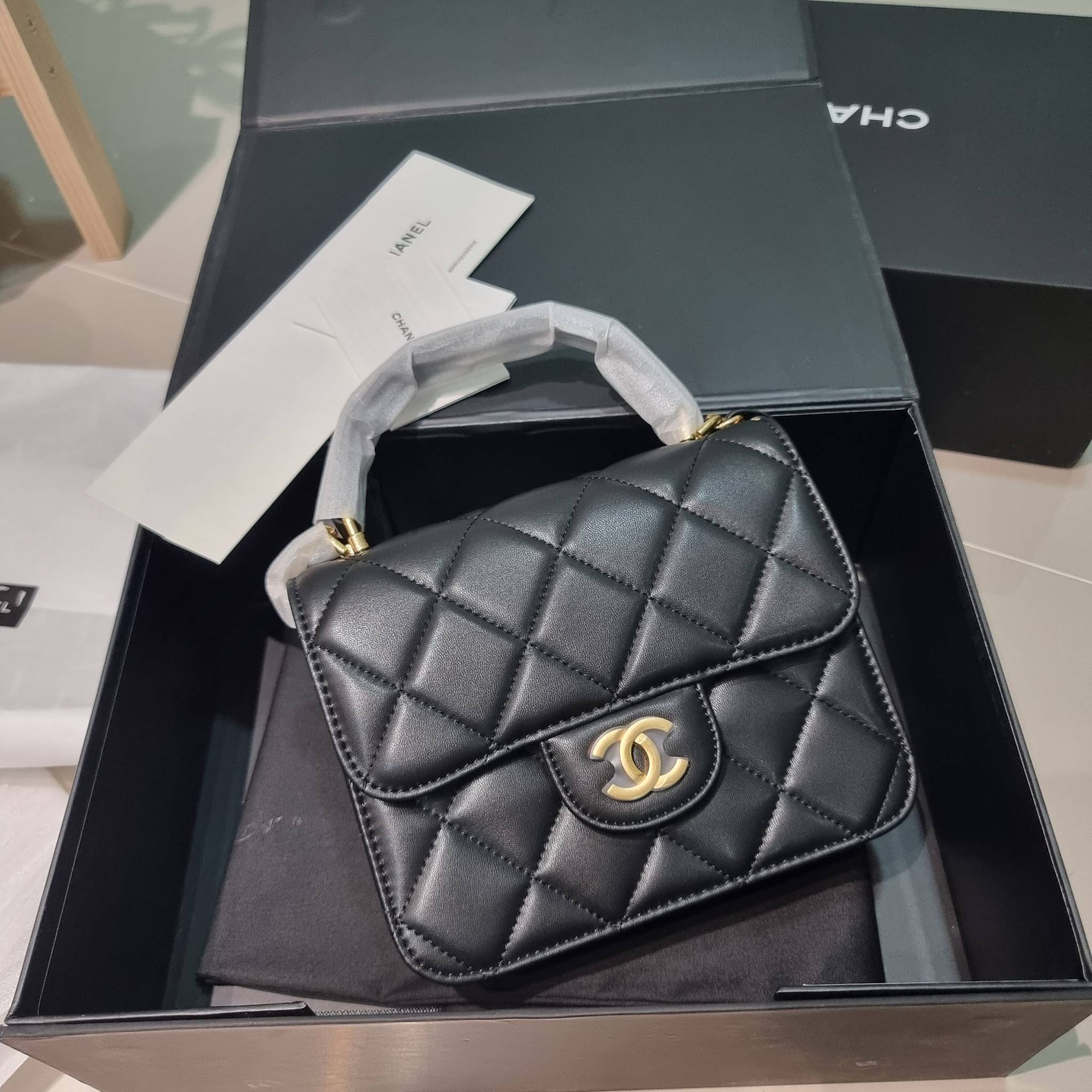 CHANEL flap bag with chain กระเป๋าสะพายสุดหรู สวยดูแพง รูปทรงคลาสสิค ขนาดกำลังพอเหมาะ สายสะพายโซ่ในตัว น้ำหนักเบา และยังมีหูจับในตัว สะดวกต่อการพกพา ตัวกระเป๋าเปิดด้วยกระดุมแม่เหล็ก วัสดุหนังอย่างดี ผิวสัมผัสดี ภายในเป็นช่องโล่ง และยังมีช่องซิปให้ด้วย