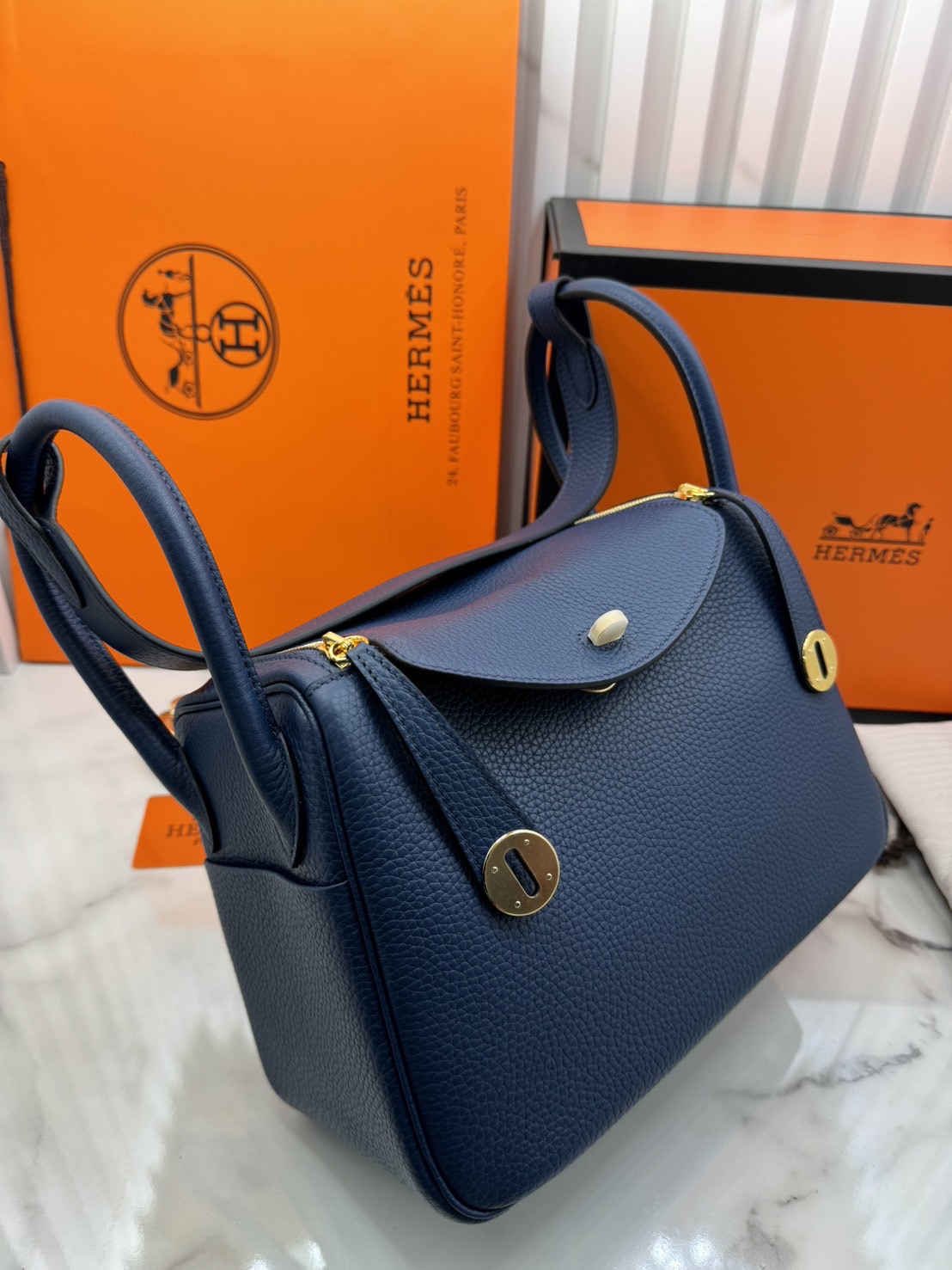 พร้อมส่ง 15 สี HERMES Lindy 26 bag กระเป๋าทรงโท้ทหนังสวยอย่างดี เอกลักษณ์ของความเรียบหรูไฮคลาสอย่างสมบูรณ์แบบ เกรดออริ สลับแท้ งานสวยตามรูป ใช้งานต่างประเทศได้