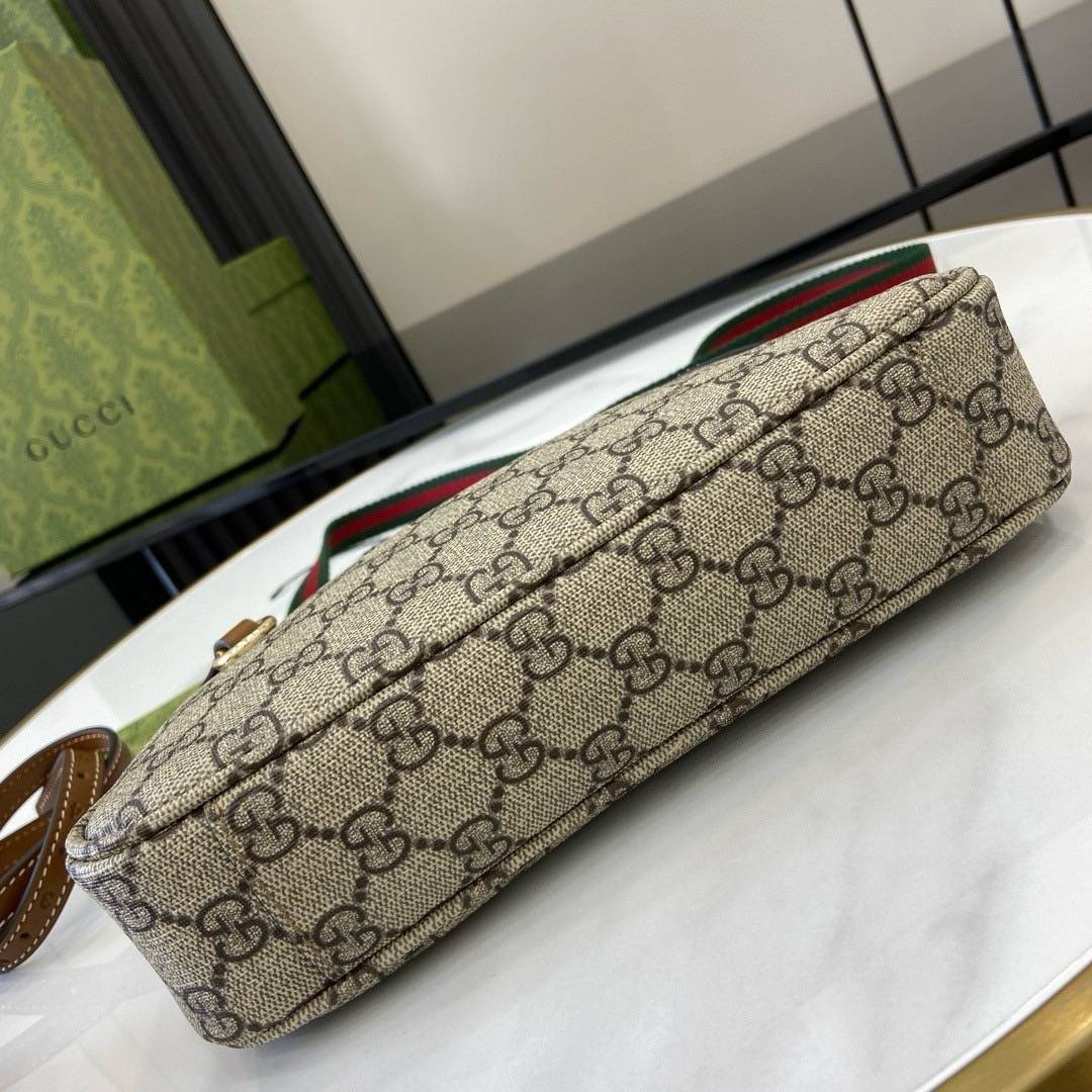GUCCI GG Emblem small shoulder bag กระเป๋าสะพายคอลใหม่ ได้รับแรงบันดาลใจจากโลกแห่งการขี่ม้าดีไซน์คลาสสิคคงความเอกลักษณ์ สะพายไหล่ได้อย่างสง่างาม ขนาดน่าใช้มากๆ