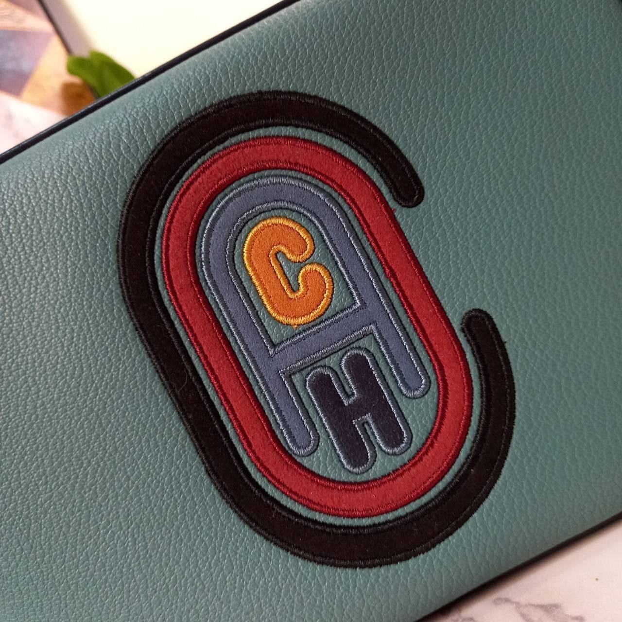 OUTLET 】COACH Camera Bag In Colorblock With Coach Patch (COACH F79278) 🍁หายากมากๆแล้วรุ่นนี้**จะถือ หรือสะพาย ได้ตามใจสั่ง //วัสดุหนังแท้เต็มใบ คุณภาพหนังดีมากๆ ปักโลโกตัวC ด้านหน้า ดูดีแบบไม่ซ้ำใคร //มาพร้อมสายสะพาย 2 สาย >>สายหนัง และสายสป