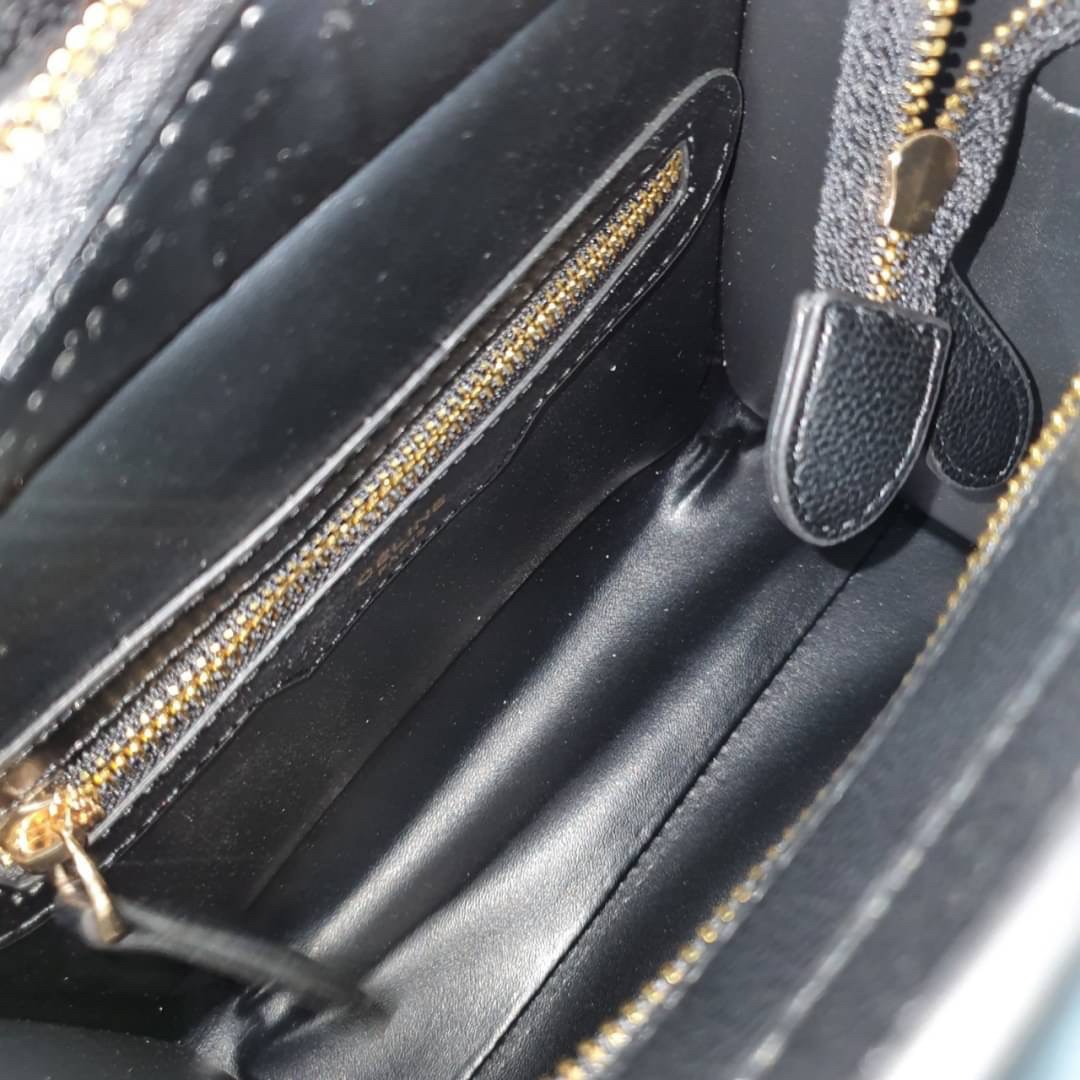 พร้อมส่งรุ่นยอดฮิต!! CELINE HANDLE BAG VIP GIFT WITH PURCHASE (GWP) พรีเมี่ยมกิ๊ฟรุ่นใหม่ Limited Edition จาก CELINE HAUTE PARFUME DUTYFREE COUNTER หนังวัวแท้ ขนาดกำลังดี เปิดปิดด้วยซิปอะไหล่ทองมีที่จับหนัง ด้านในกว้าง ใส่มือถือ กระเป๋าสตางค์ยาวได้สบาย มา