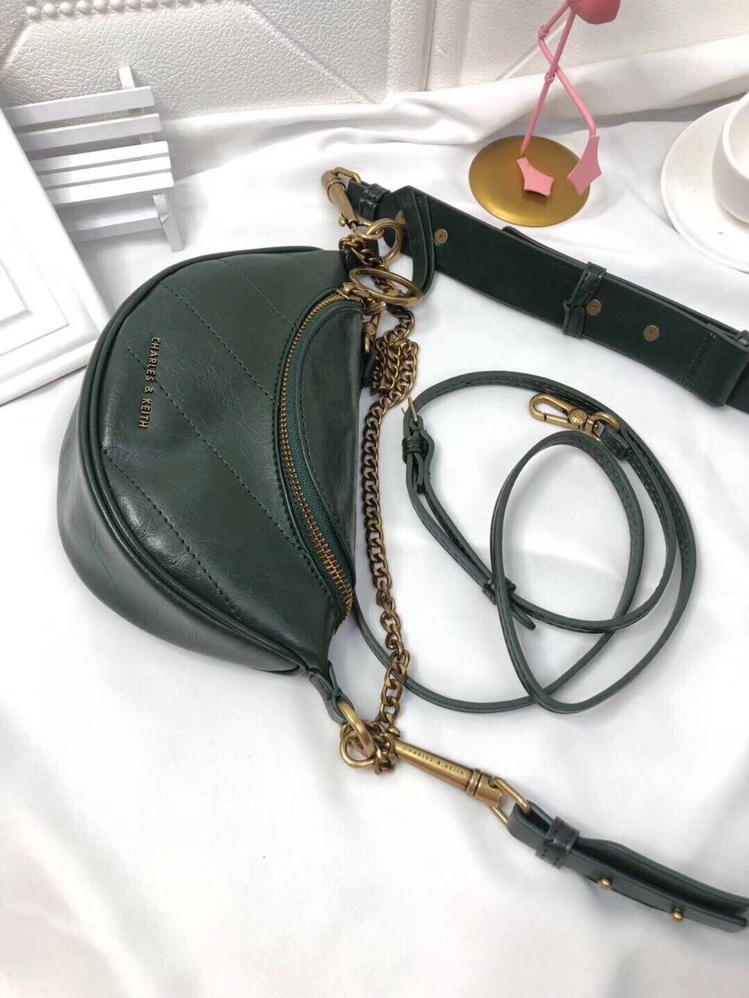 CHARLES & KEITH WRINKLED EFFECT RING ZIP TASSEL CROSSBODY BAG กระเป๋าสะพาย/คาดเอว/คาดอกรุ่นใหม่ล่าสุด เปิด-ปิดด้วยซิป ภายในโล่งกว้างมีช่องเล็กใส่บัตร จุของได้เยอะดีไซต์เก๋ไม่ซ้ำใคร สามารถสะพายได้หลายแบบไม่จำเจ ราคาสุดคุ้มห้ามพลาดค่ะ