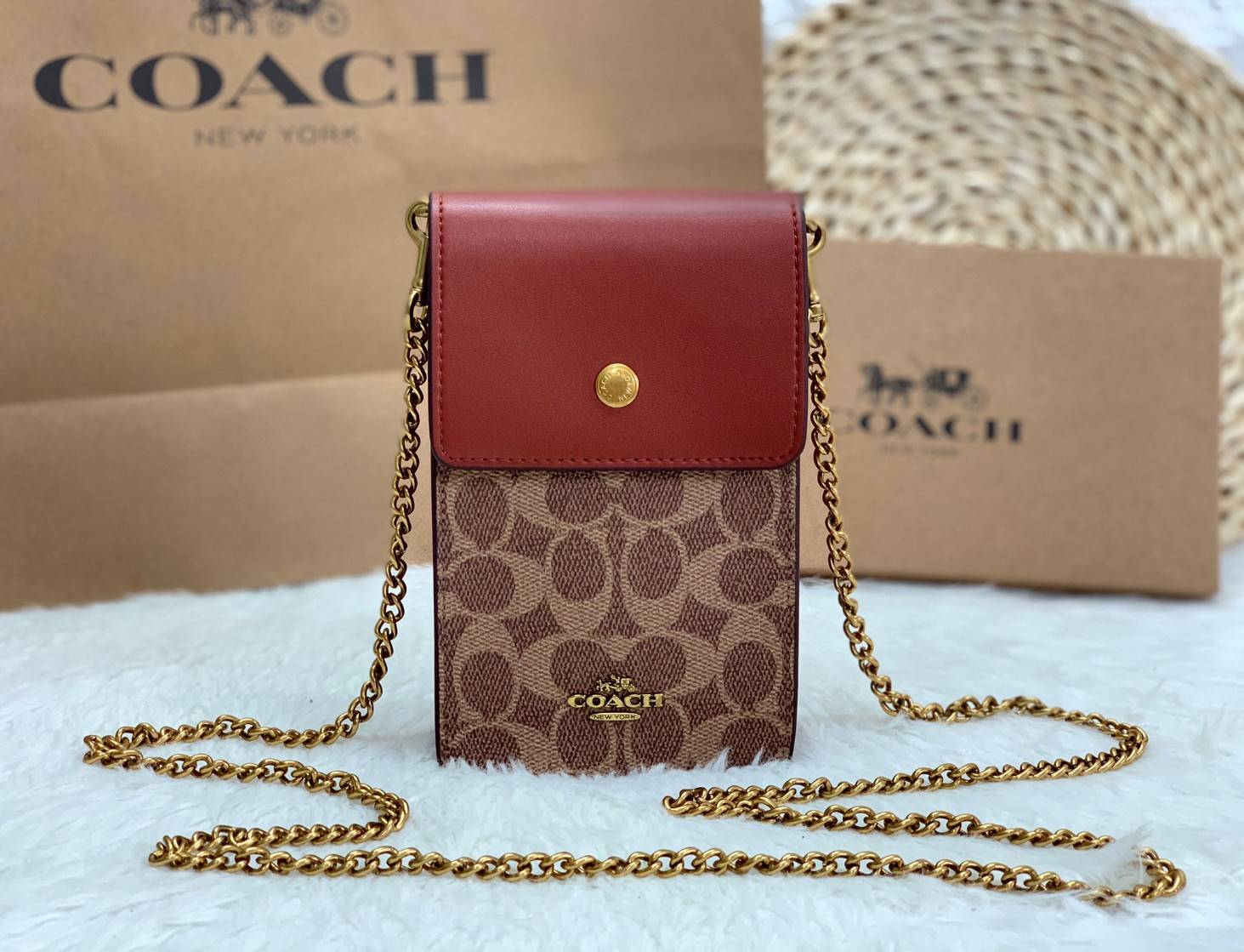 COACH PHONE CASE CROSSBODY BAG ((73486//76988//76357//39955//91046)) COACH NORTH/SOUTH CROSSBODY IN SIGNATURE CANVAS กระเป๋าใส่โทรศัพท์รุ่นนี้ มีความโดดเด่นทั้งดีไซน์และคุณสมบัติในการใช้งาน ด้วยลวดลายที่มีซิกเนเจอร์เป็นเอกลักษณ์แล้ว ด้านหลังยังมีช่องใส่กา