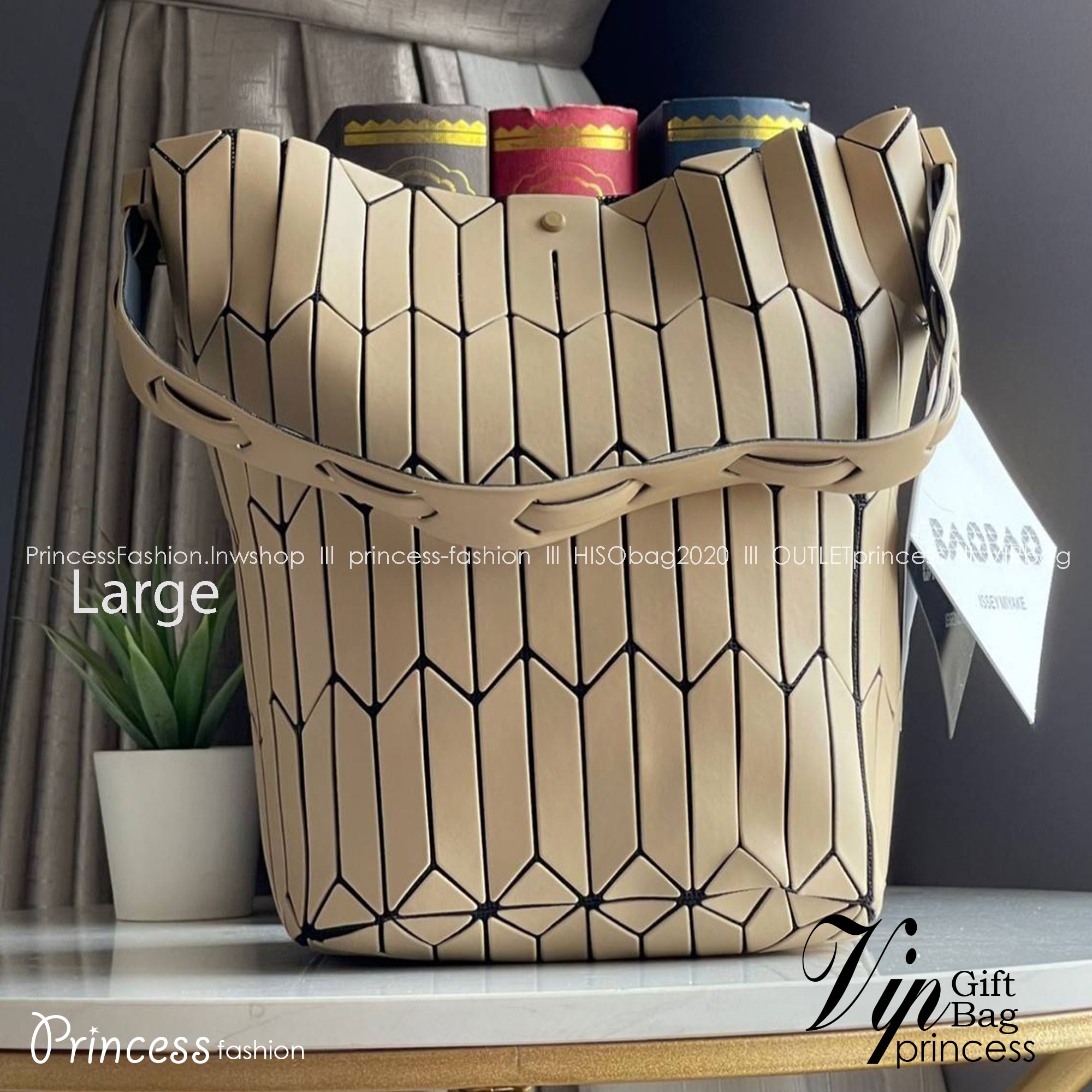 Baobao Issey Miyake Large Bucket กระเป๋าบัคเก็ตขนาดใหญ่สามารถใช้ใส่ร่มพับได้หรือขวดน้ำขนาดเล็กได้ ซีรีย์ใหม่นี้มีจุดเด่นที่แผ่นรูปทรงสี่เหลี่ยมด้านขนานในแนวตั้ง