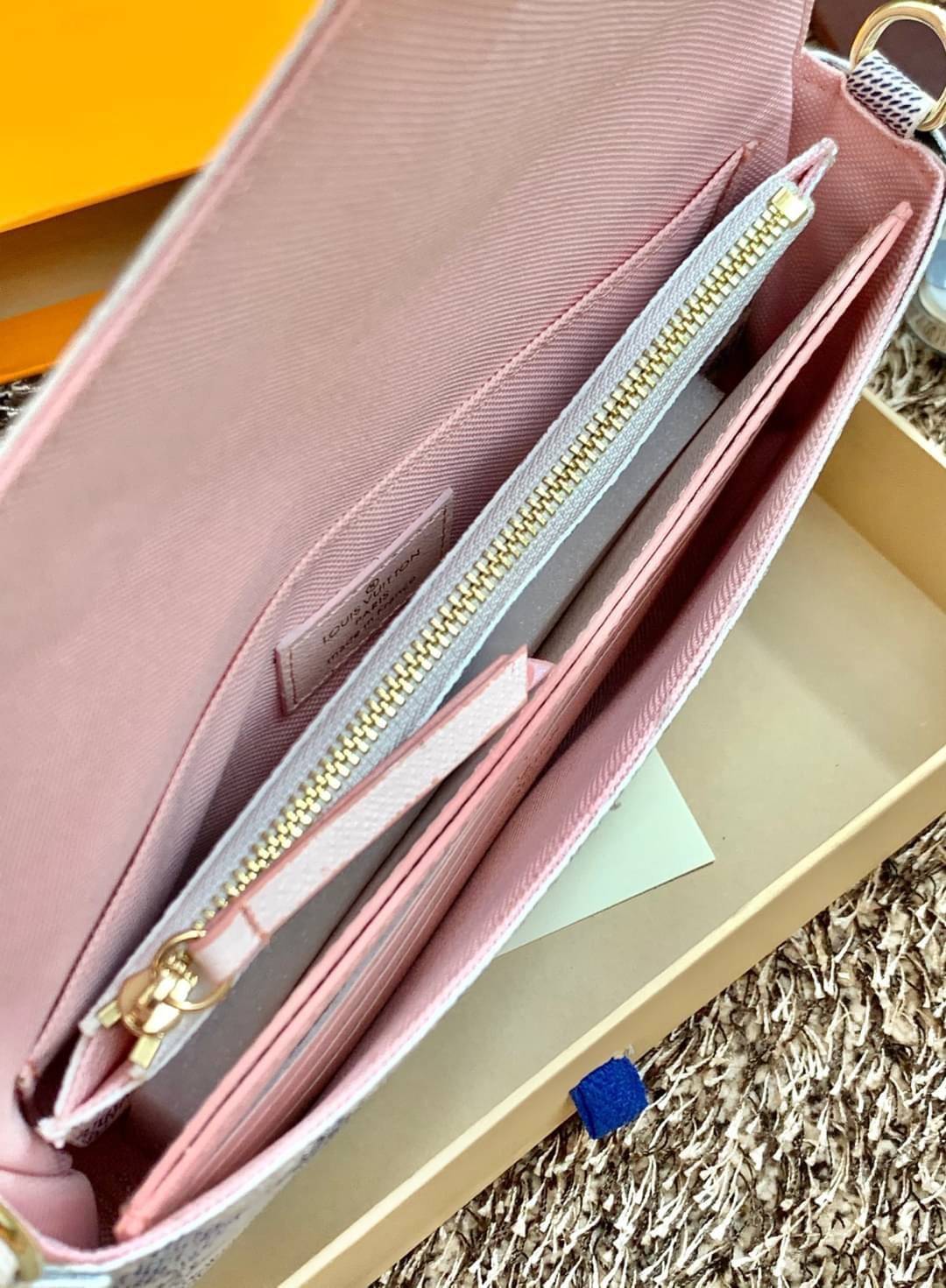 VIP 🥂 อัพลุคให้ตัวเองดูดีกับกระเป๋าทรงคลัท//สะพายครอสบอดี้ร์แถมเป็นรุ่นที่ใช้ได้ตลอดทั้งวันด้วยนะคะ Louis Vuitton Monogram Casual Style Calfskin / LV Monogram Casual กระเป๋าทรงคลัทแบบฝาปิด หนังแท้ ลายสวยมากๆค่ะ