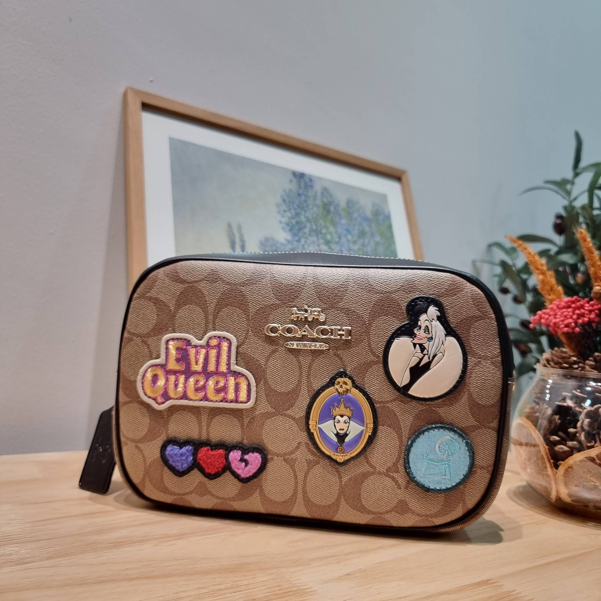 Coach Disney X Coach Jamie Camera Bag In Signature Canvas With Patches CC151 คอลใหม่ เอาใจสายยัยตัวร้าย ดีไซน์รวมเหล่าตัวแสบจากดิสนีย์ กับกระเป๋าสะพายข้าง สวยอยู่ทรง โดดเด่นด้วยลวดลายบนผืนหนัง วัสดุหนังแคนวาสตัดสลับหนังแท้ เปิด-ปิดด้วยซิป ใช้งานง่าย ดูผู้