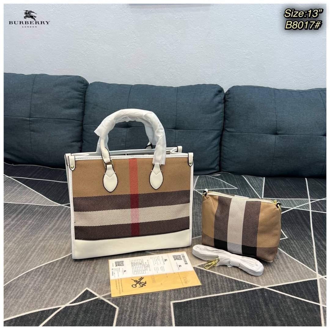 BURBERRY TOTE VINTAGE BAG / Burberry Crossbody Bag กระเป๋าสะพายทรงโท้ทลายวินเทจ สวยคลาสสิก จุของได้เยอะมาก มาพร้อมใบเล็ก รุ่น unisex ใช้ได้ทั้งชาย/หญิง โทนสีใช้งานง่าย หลายโอกาส วัสดุหนังและ Canvas อย่างดี สวยอยู่ทรง ภายในโล่งกว้าง ไอเท็มแนะนำ Must Have! 