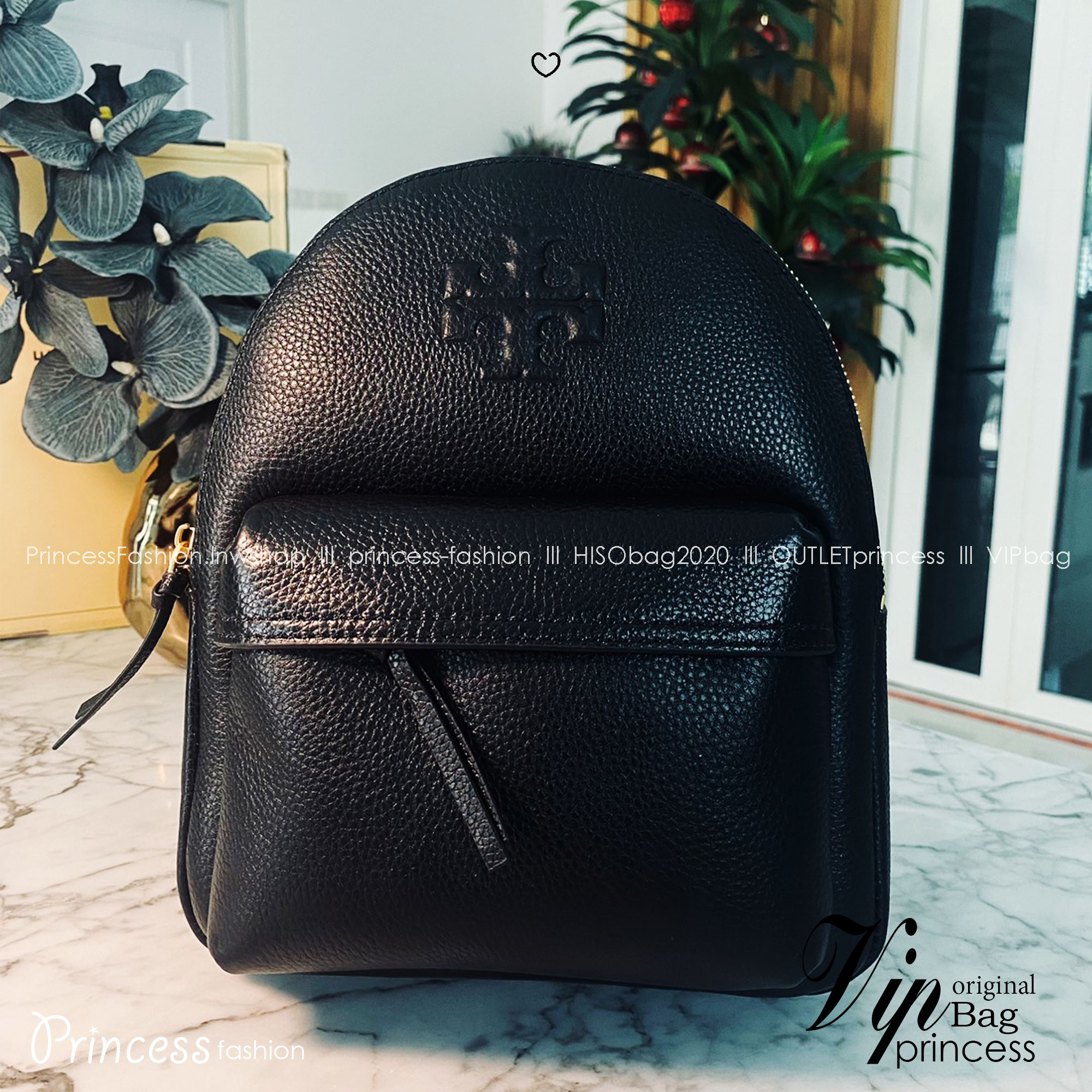 ory Burch Thea Mini Backpack คอลเลคชั่นใหม่ กระเป๋าเป้ไซส์มินิน่ารัก งานหนังเต็มใบสีดำสุดคลาสสิก ไอเท็มเด็ดที่ใครๆก็ต่างรอคอย!! ภายในเป็นช่องโล่ง ใส่ของสำคัญได้สบายๆ สายสะพายสามารถปรับได้ ใบนี้คุ้มค่าราคามากๆ