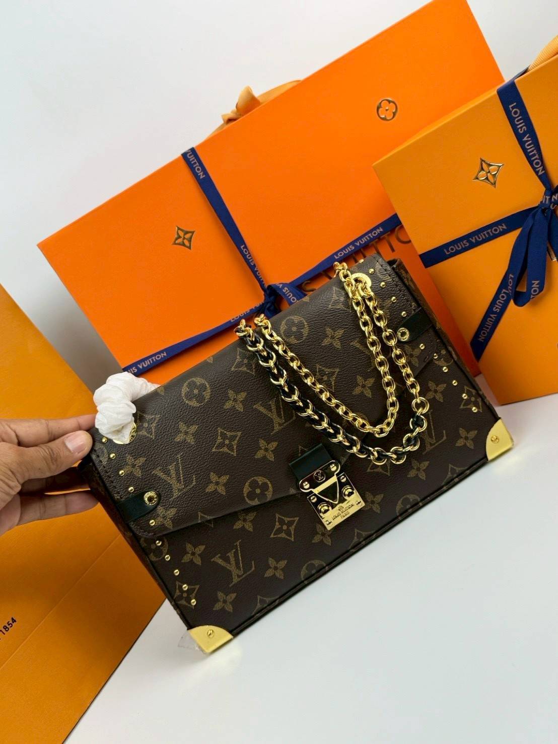 ORI หนังแท้ | LV Trunkie bag กระเป๋าสะพายรุ่นใหม่ ดีไซน์ร่วมสมัยโดดเด่นด้วยมุมโลหะ เฉลิมฉลองเอกลักษณ์ที่สืบทอดมาอย่างยาวนาน ผสานฟังก์ชันการใช้งานเข้ากับความหรูหรา Monogram แคนวาสตกแต่งหมุดสีทอง