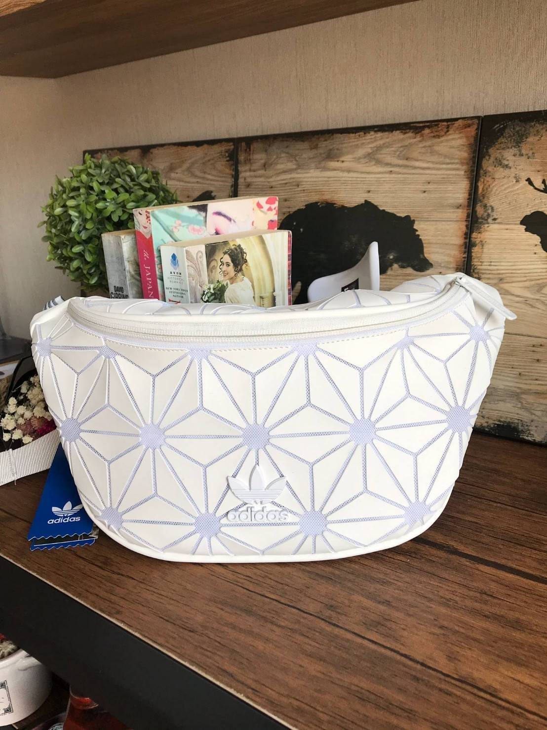 Adidas Originals 3D Mini Airline (ISSEY MIYAKE Style Shoulder Bag) กระเป๋าสะพายสไตล์สปอร์ตแบบคาดเอวคาดอกรุ่นใหม่ดีไซน์สุดฮิตสไตล์ ISSEY MIYAKE ใช้ได้ทั้งชายและหญิง ขนาดกำลังดี น้ำหนักเบา ด้านหน้าประดับโลโก้แบรนด์ เปิดปิดด้วยซิปสะดวกใช้อะไหล่ปั้มแบรนด์สวยด