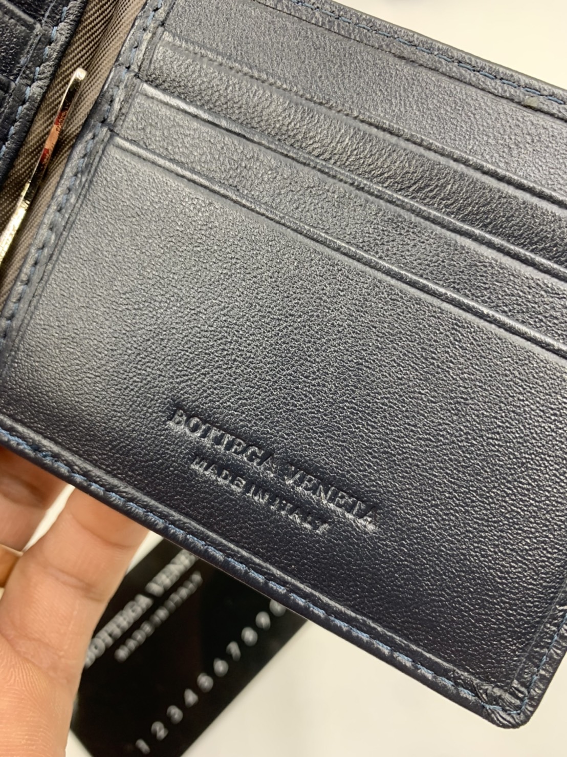 หนังแท้ BOTTEGA VENETA MONEY CLIP WALLET / BV Wallet / BV Men's Wallet พร้อมส่งที่ไทย กระเป๋าสตางค์ใบสั้น รุ่นคลาสสิกพร้อมคลิบโลหะ ที่หยิบมาใช้งานได้บ่อยที่สุด งานหนังลูกวัวแท้ทั้งใบ ใช้ทนทานได้นาน ใช้ทนทา