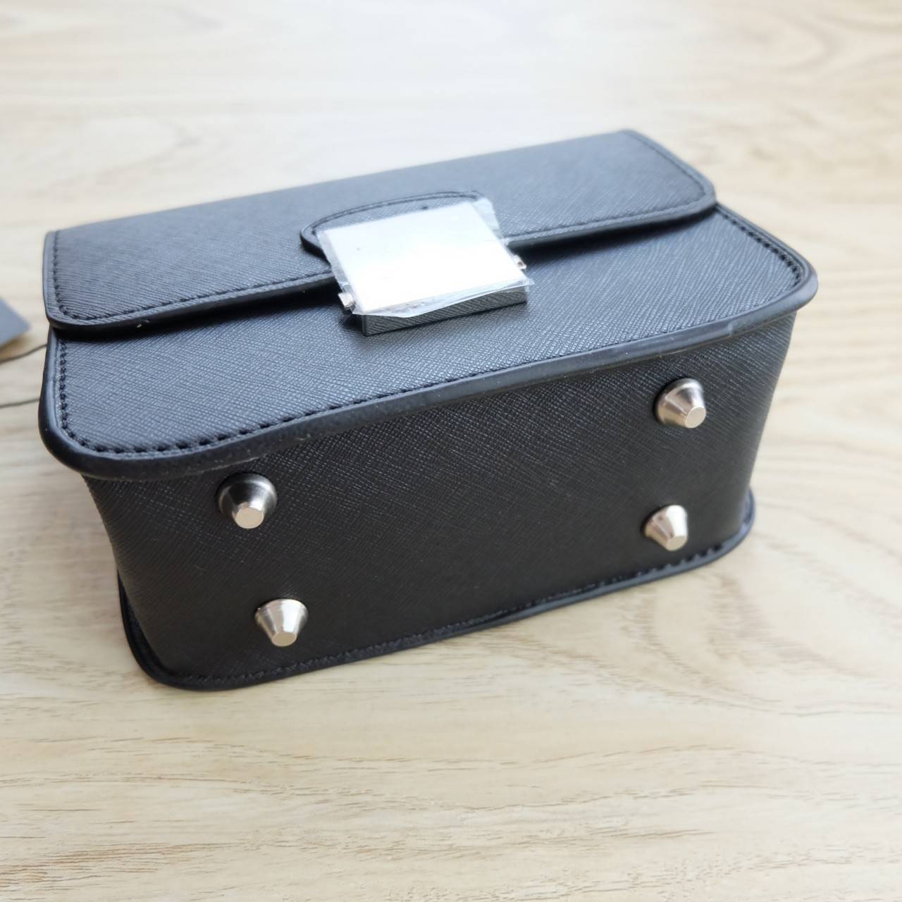 Zara Inditex Crossbody with 2 Straps Best seller กระเป๋าสะพาย วัสดุหนังลาย Saffiano ใบมินิ น่ารัก เปิด - ปิดด้วยตัวกดล็อค ภายในโล่ง มีช่องใส่ของ 1 ช่อง มาพร้อมสายสะพาย 2 แบบ สายสะพายหนัง Saffiano, สายเส้นใหญ่ แบบมีลาย ถอด ปรับได้ค่ะ