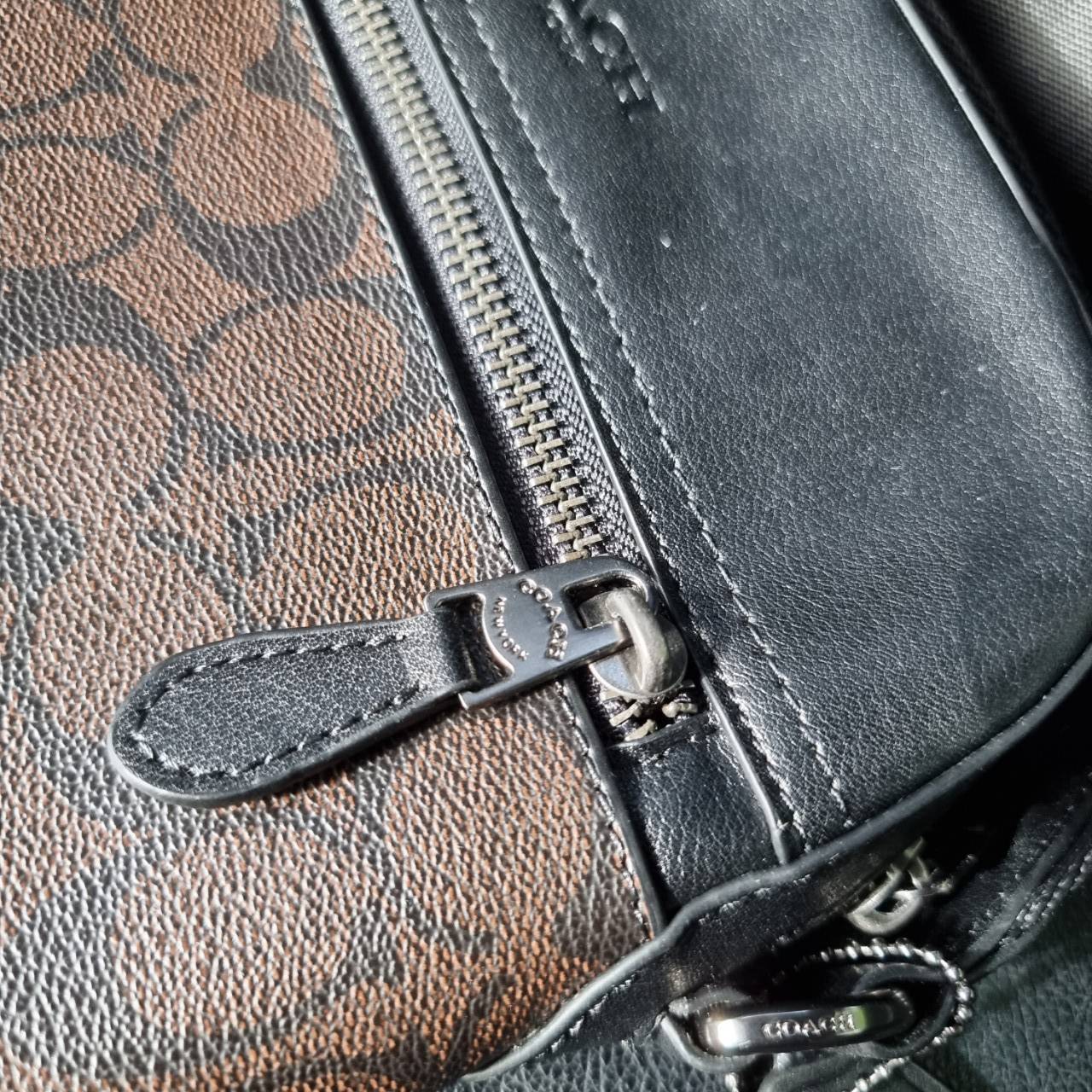 COACH F73336 HOUSTON FLIGHT BAG IN SIGNATURE CANVAS รุ่นนี้หนุ่มๆเค้ารู้กัน!! ขายดีตลอดกาล!! คลาสสิคไม่มีใครเกิน!! กระเป๋าสะพายข้างทรงแมสเซ็นเจอร์ยอดฮิต ทรงสวย ดูดี วัสดุหนังแคนวาสเคลือบลายสลับหนังแท้ เปิด-ปิดด้วยซิป ด้านหน้าและหลังสามารถใส่ของได้ ภายในแบ