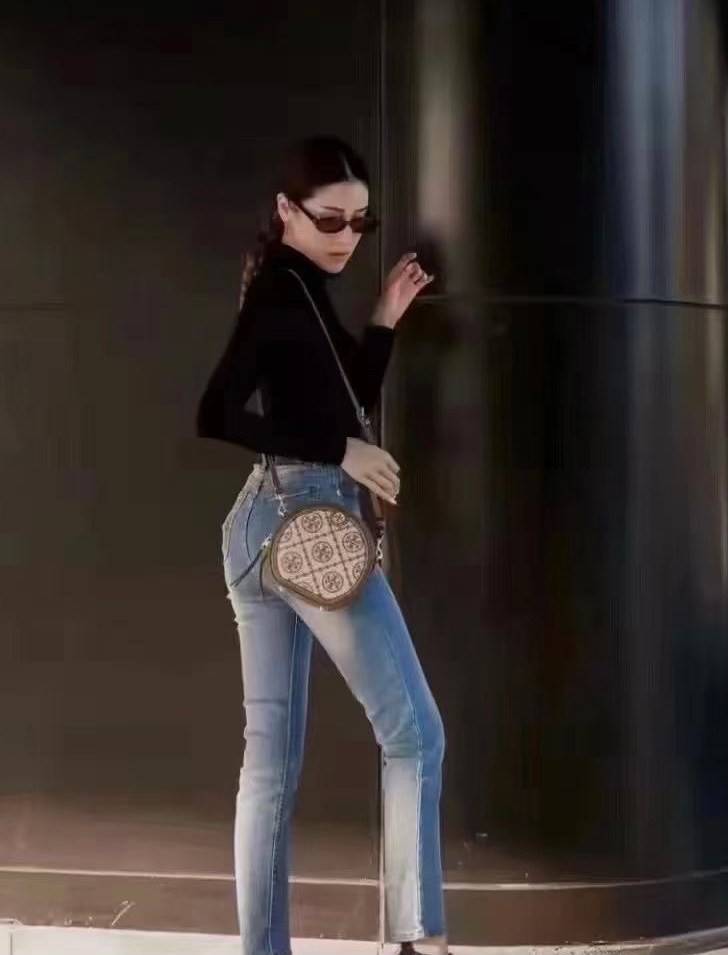 TORY BURCH T MONOGRAM JACQUARD CIRCLE BAG ((Large size)) พร้อมส่งที่ไทย สวยก่อนใครที่นี่! กระเป๋าจาก Tory burch รุ่นนี้มาในสไตล์ทรงวงกลม สุดคลาสสิค ดูคล่องตัวมากขึ้น วัสดุJacquardทอลายแบรนด์+ขอบหนังแท้ ได้ลงตัวสวยงามอยู่เหมือนเดิมค่ะ