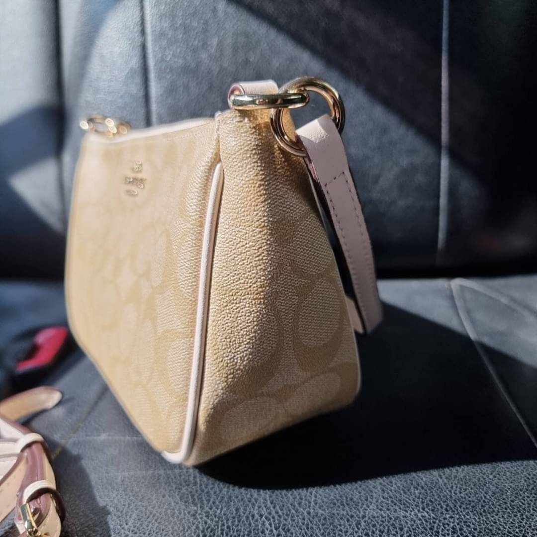 COACH F58321 TOP HANDLE POUCH อีกรุ่นฆ่าไม่ตาย!! 😎 ขายดีขายหมด ขายรวยขายปังๆ!! กระเป๋าพอชจากโค้ช ทรงใช้งานง่าย สะดวก กะทัดรัด วัสดุหนังแคนวาสเคลือบคุณภาพดี มาพร้อมสายคล้องในตัว และสายสะพาย crossbody ปรับเปลี่ยนได้ตามสไตล์ อีกหนึ่งไอเท็มที่สาวๆต้อง