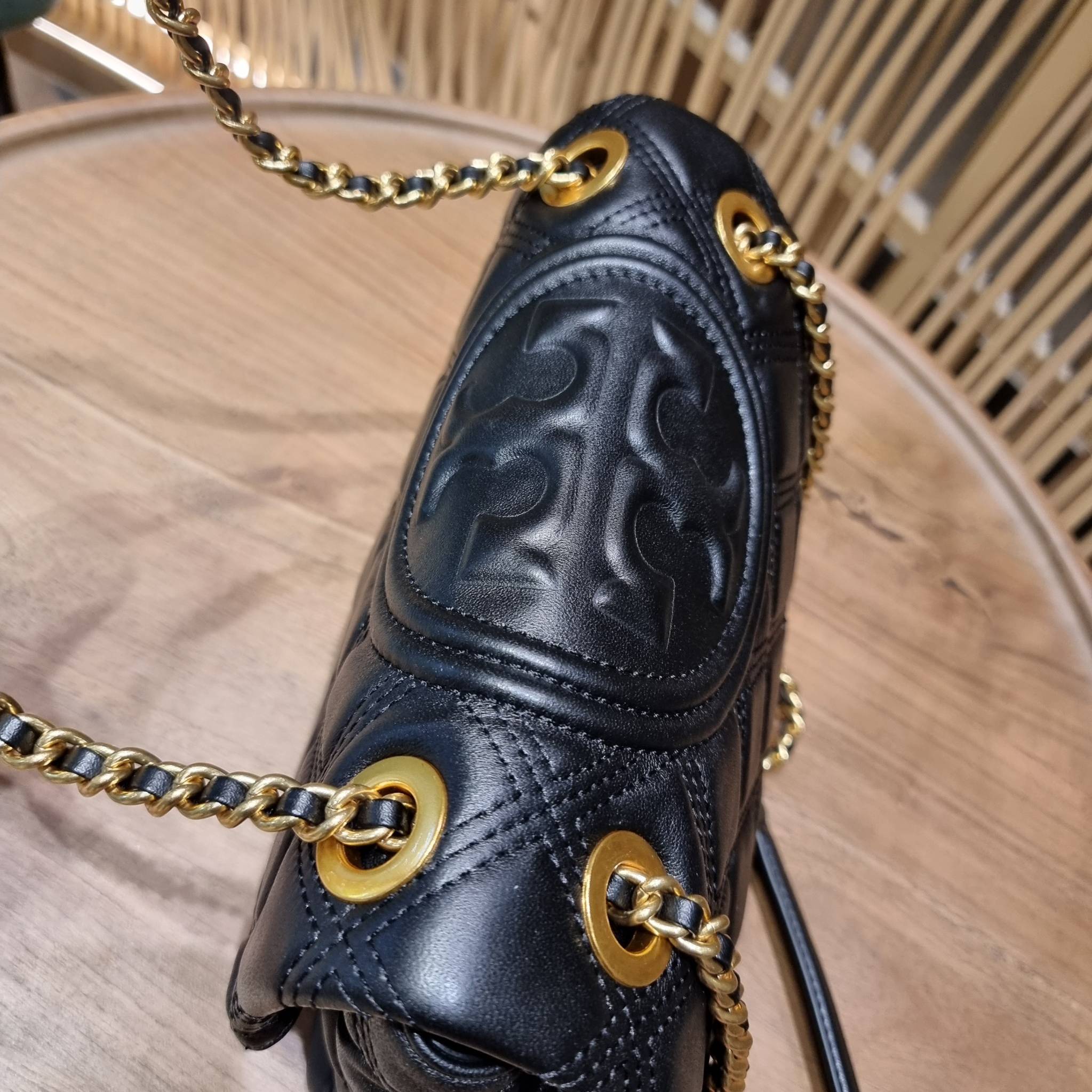 TORY BURCH FLEMING SOFT CONVERTIBLE SHOULDER BAG รุ่นหายากที่สาวๆตามหา มาพร้อมเสิร์ฟความสวยถึงบ้านไปเลยจ้า รอบนี้คัดสีสวยๆมาให้ได้ช้อปกันอย่างจุใจไปเลย กระเป๋าสะพายไหล่ หนังแท้นิ่มเต็มใบ สวยหรูดูแพง เปิด-ปิดด้วยตัวกดล็อคแน่นหนา สายสะพายในตัวปรับใช้ได้ 2 แ