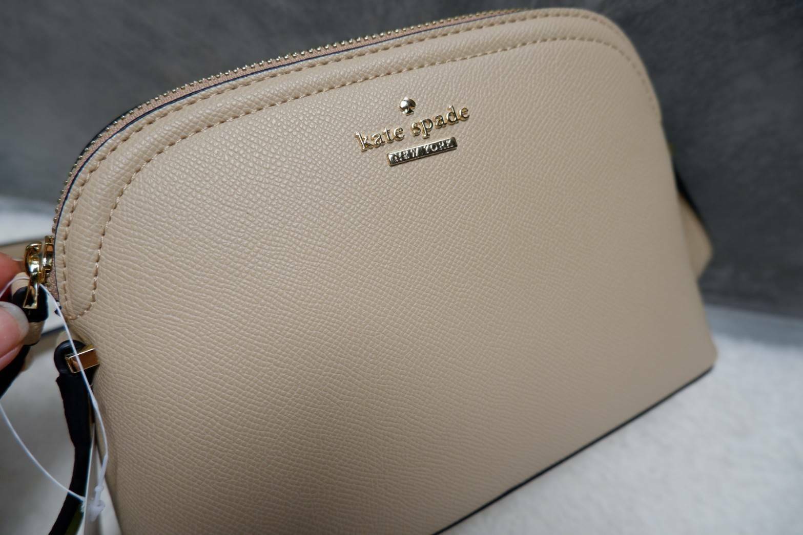 Katespade Crossbody Bag ด้านหน้าติดโลหะชื่อแบรนด์อะไหล่สีทอง เปิดปิดด้วยช่องซิป ด้านในเป็นช่องใส่สิ่งของ และมีป้ายหนังปั๊มโลโก้แบรนด์ ผ้าบุเป็นลายแบรนด์อีกด้วย รุ่นนี้มาพร้อมสายสะพายยาวปรับระดับได้ ทรงนี้สะพายกี่ทีก้อไม่มี out นะจ้ะสาวๆ