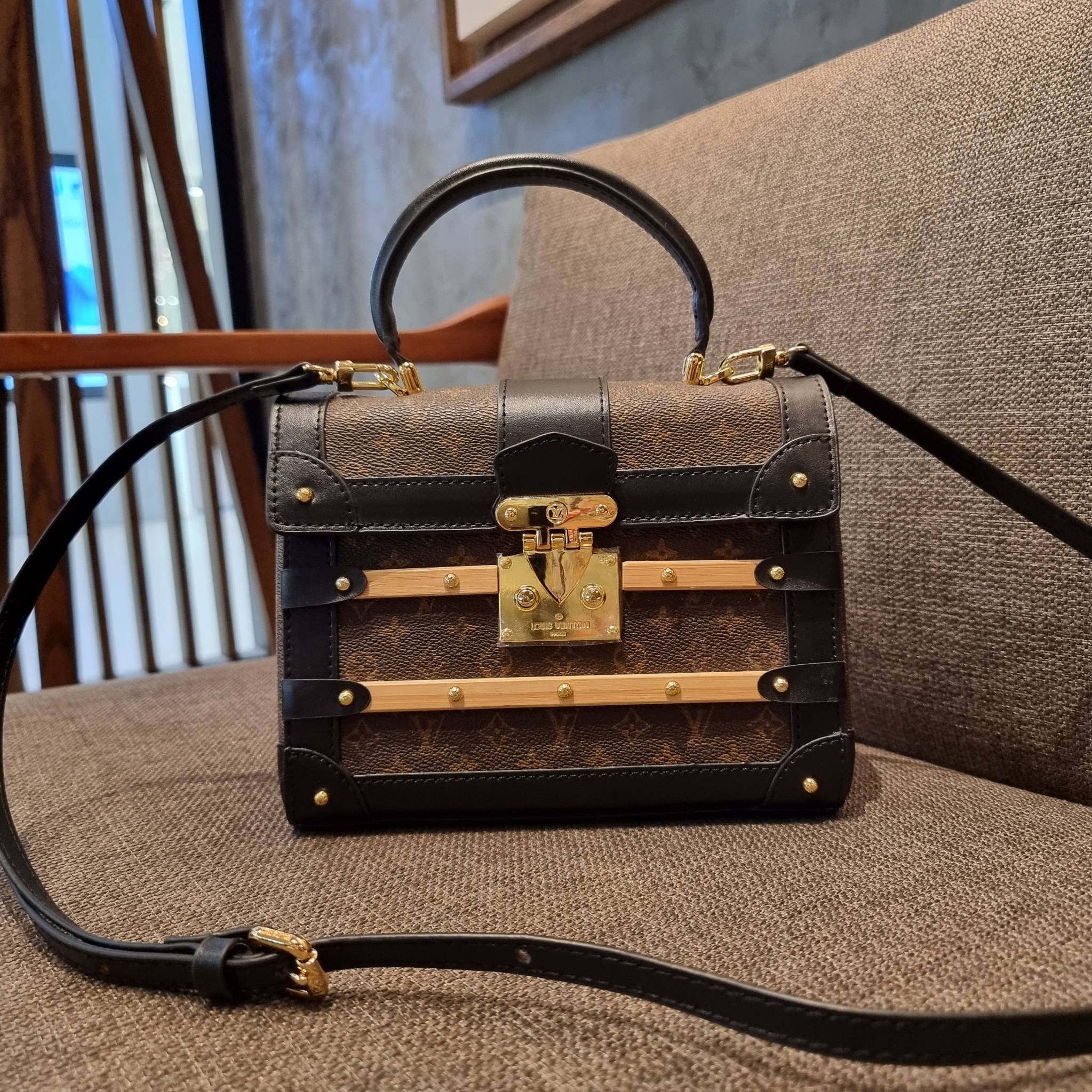 ใหม่ล่าสุดจาก LV monogram vintage box bag มาพร้อม box set สุดหรูรุ่นนี้ดีเทลยอดเยี่ยม เก็บรายละเอียดได้ดีและโดดเด่น ถือแล้วผู้ดีมาก!! วัสดุหนังแคนวาสสลับหนังแท้ เปิด-ปิดด้วยตัวบีบล็อค แน่นหนา ภายในโล่งกว้าง เลิศตรงที่เก็บทรง ขยายทรงด้านข้างได้ คอนโทรลด้วย