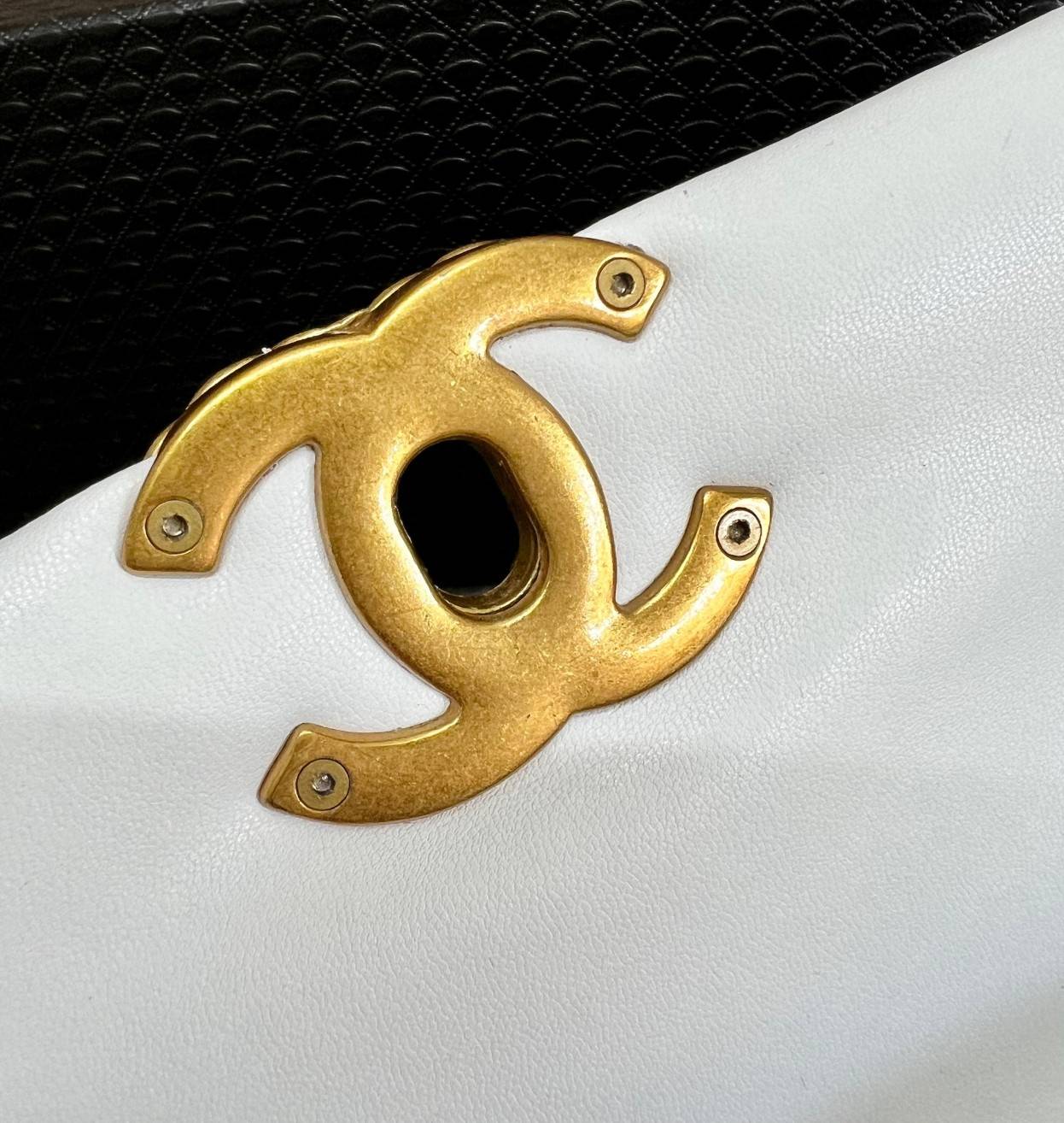 CHANEL 19 FLAP BAG / CHANEL LEATHER SHOULD BAG จำนวนจำกัด_หนึ่งในรุ่นที่สาวๆต้องมีค่า 🌟พร้อมส่ง ที่สุดของความคลาสสิค ห้ามพลาด ก่อนหมดค่ะ! กับกระเป๋าที่สามารถหิ้วได้