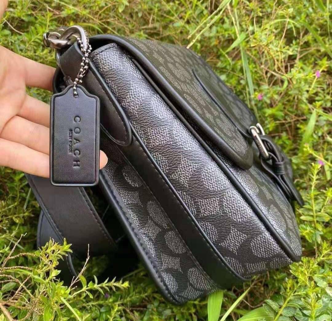 Coach Frankie Crossbody In Signature Canvas Leather Bag Sling CD877 กระเป๋าสไตล์แฮนด์ฟรีที่จัดระเบียบอย่างดีสำหรับการเดินทางหรือที่ทำงาน Frankie Crossbody ขนาดกะทัดรัดถือทุกสิ่งที่จำเป็นด้วยพื้นที่สำหรับโทรศัพท์ กระเป๋าสตางค์ กุญแจและอีกมากมาย ผลิตจากผ้าแ