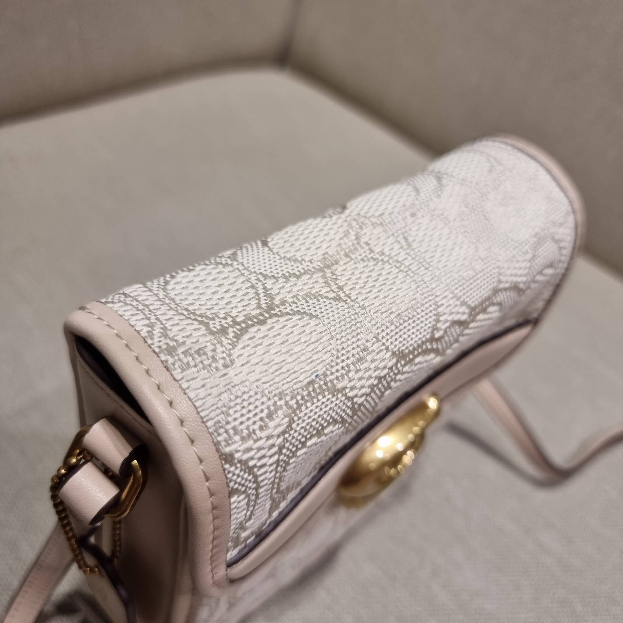 COACH CA191 TALL STUDIO CROSSBODY IN SIGNATURE JACQUARD กระเป๋าสะพายข้างไซส์มินิ ดีไซน์ลูกคุณหนู น่ารักที่สุด!! น่าใช้ไม่อยากวาง!! ดีไซน์รูปทรงกำลังสวย ใช้งานสะดวกด้วยตัวกดเลื่อนล็อค วัสดุผ้า jacquard สลับหนังแท้ มาพร้อมสายสะพายข้างในตัว ใส่ของสำคัญแบบพกพ