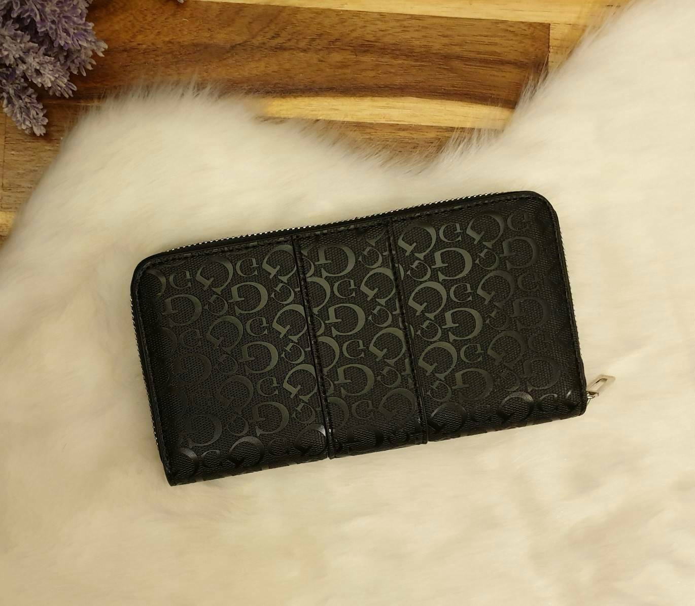 GUESS FACTORY WOMEN'S ZIP AROUND LONG WALLET กระเป๋าสตางค์หนังทรงซิปรอบลาย G ด้านหน้าติดโลโก้แบรนด์ด้วยโลหะสวยหรู ภายในมีช่องใส่ธนบัตร ช่องใส่บัตรหลายช่อง มีช่องซิปใส่เหรียญ สามารถใส่ไอโฟนพลัสได้ มีให้เลือกถึง 5 สี สวยคุ้ม น่าใช้มากๆค่า